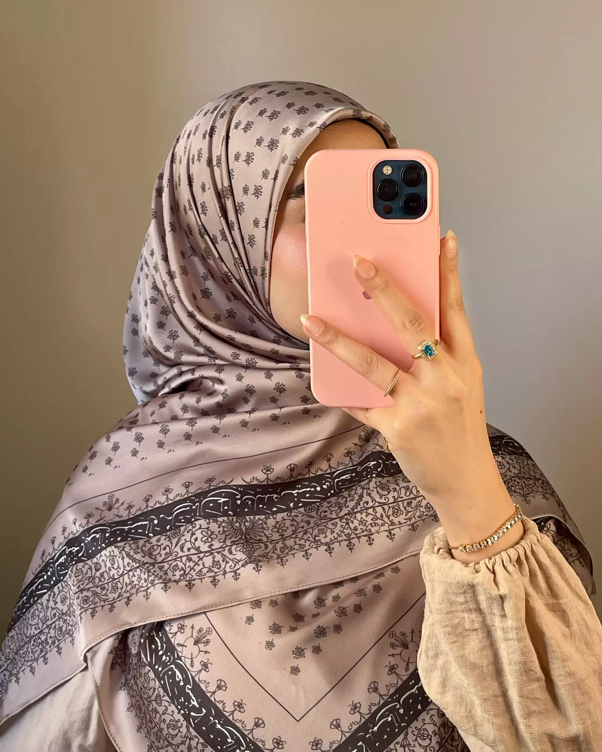 السيف في الغمد لا تخشى مضاربه/ سكارف  hover image