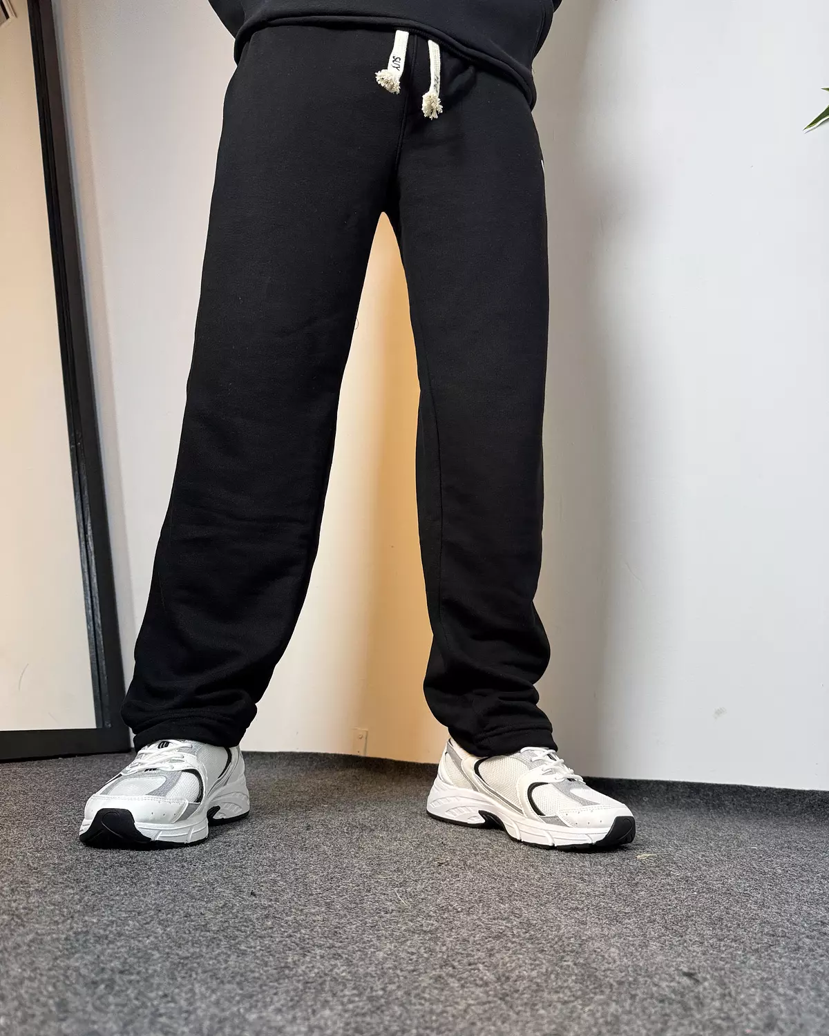 <hr><h4><strong><span style="color: #000000">Wide leg black Sweatpants</span></strong></h4>
