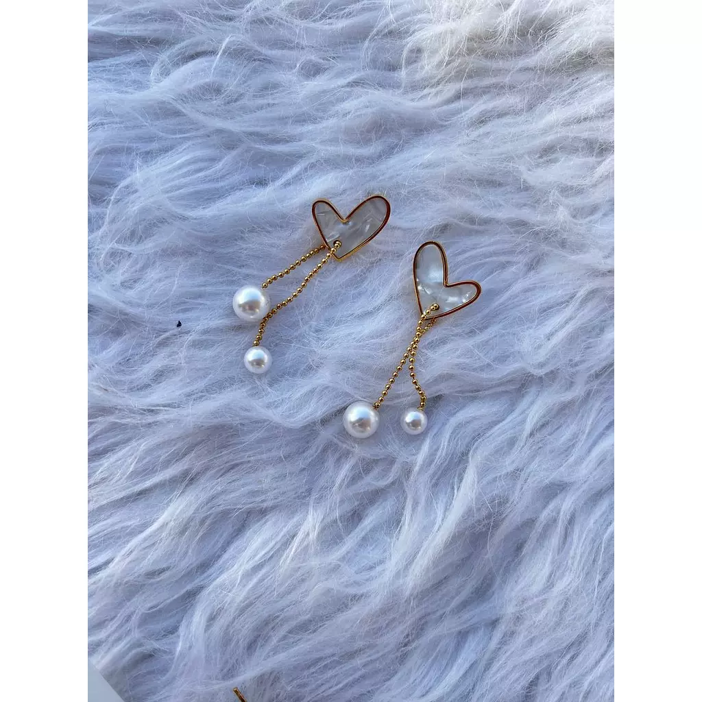 White heart earring 