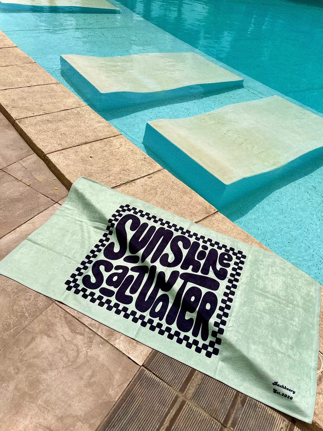 <p>SUNSHINE SALTWATER BEACH TOWEL<br></p><hr><p></p>