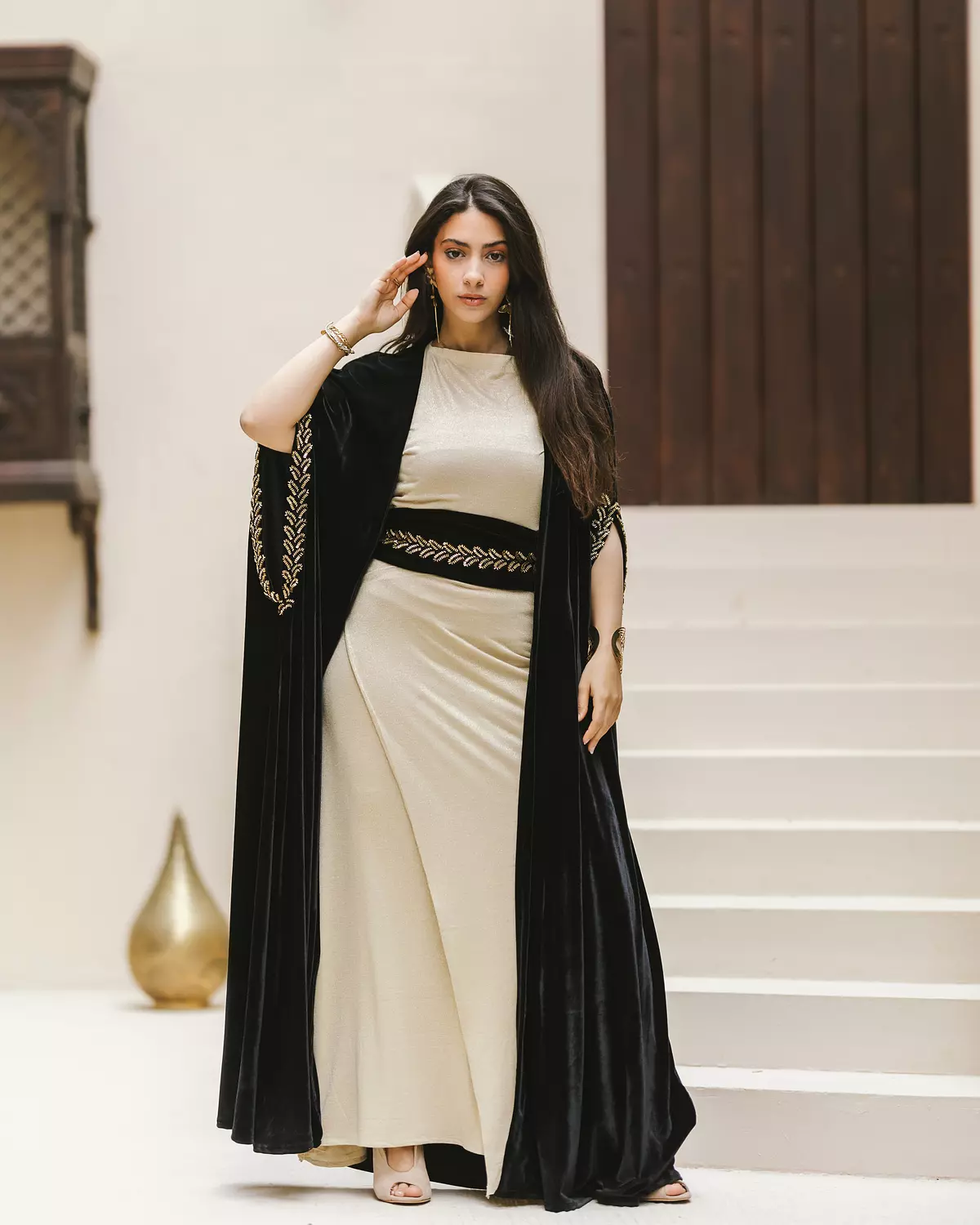 Embroidered velvet kaftan with belt 3