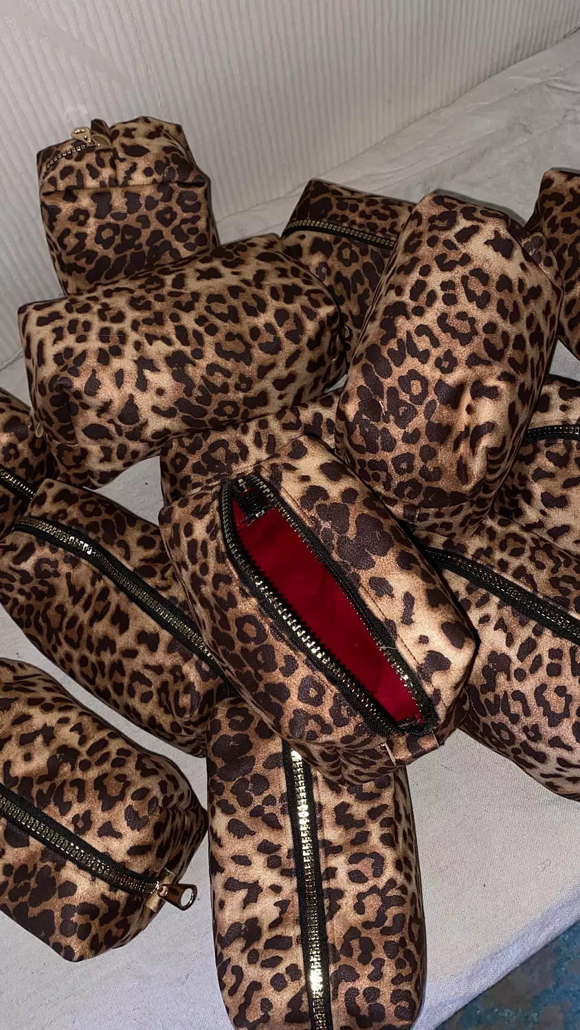 <p><span style="color: #405149">Leopard Makeup bag</span></p>