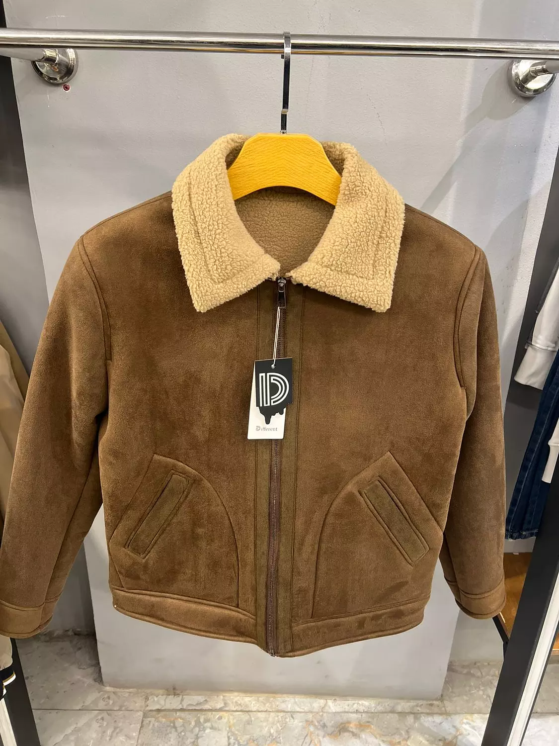 DIFFERENT JACKET \ 163800 2