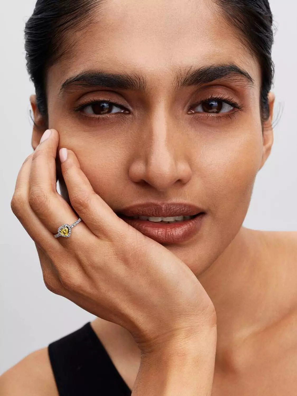 Sparkling Elevated Heart Ring 4