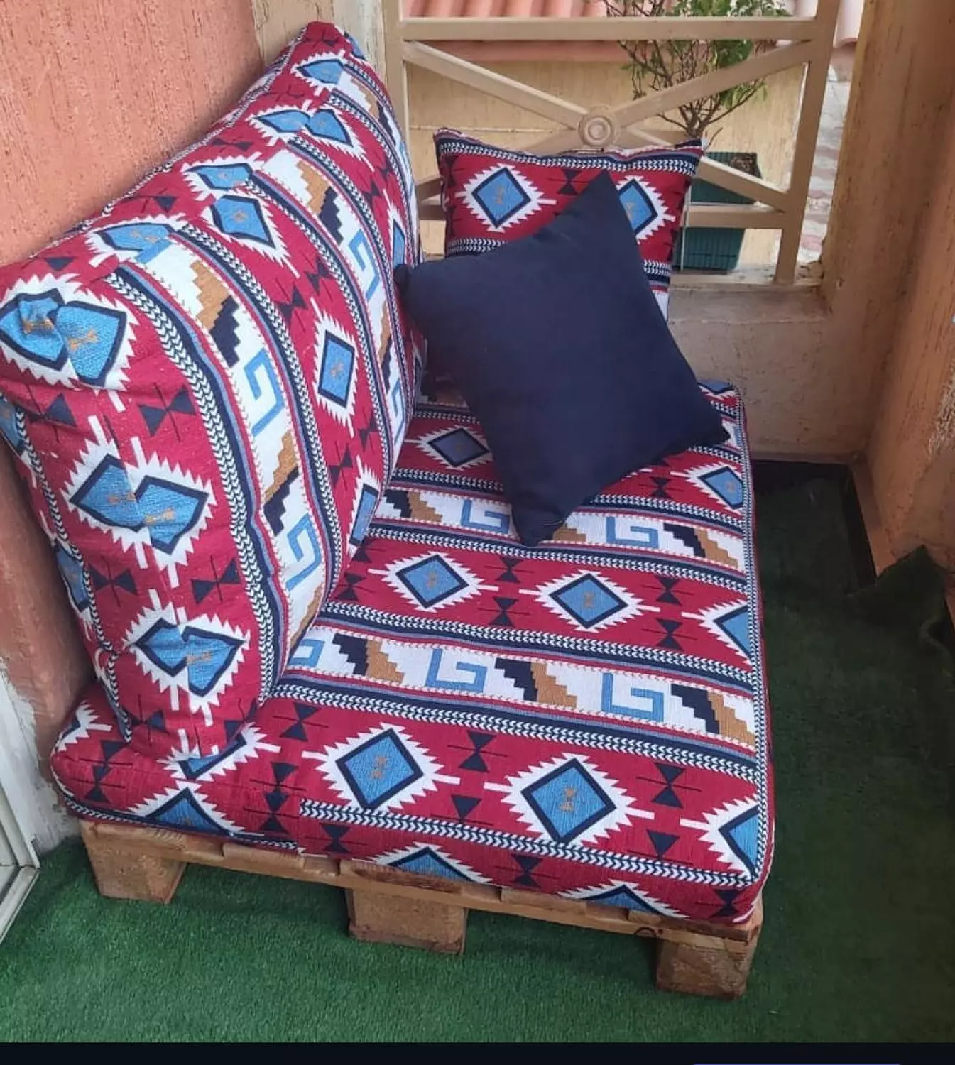 Single pallet sofa image