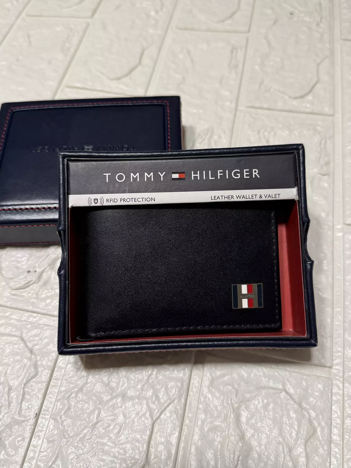 Tommy Hilfiger Men’s Black Leather Wallet – RFID Protected 2