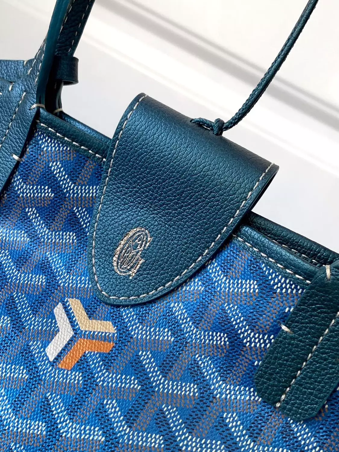 Go yard This limited-edition handbag is crafted from unique pearlescent GOYARDINE canvas,Pearl blue 7