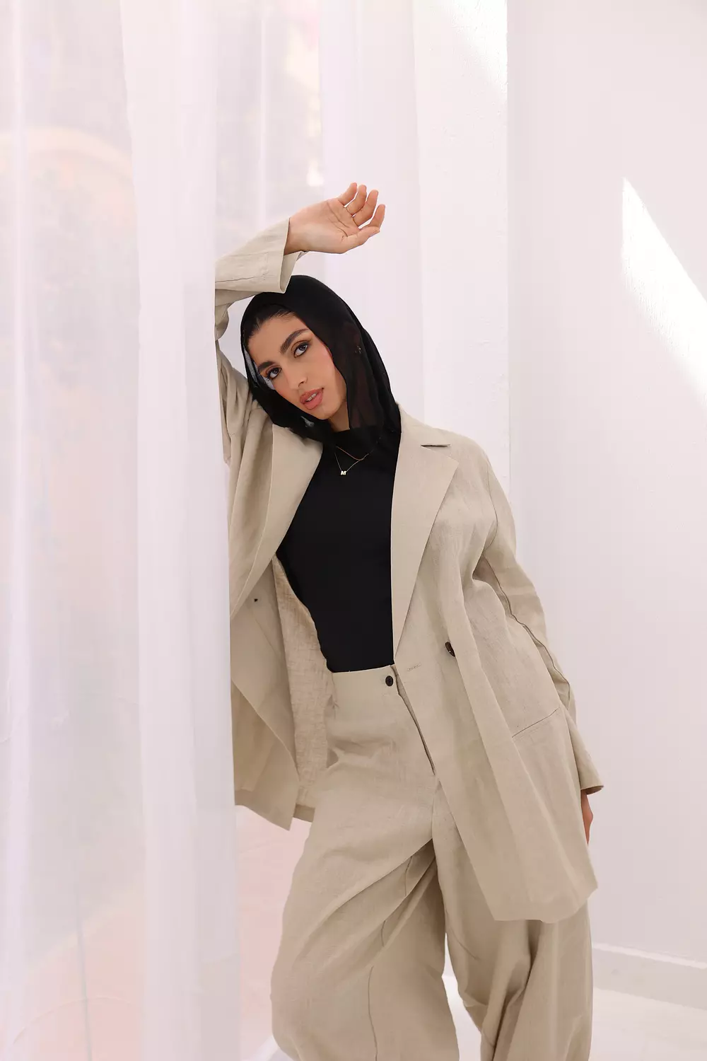 Fitted linen blazer in beige 3