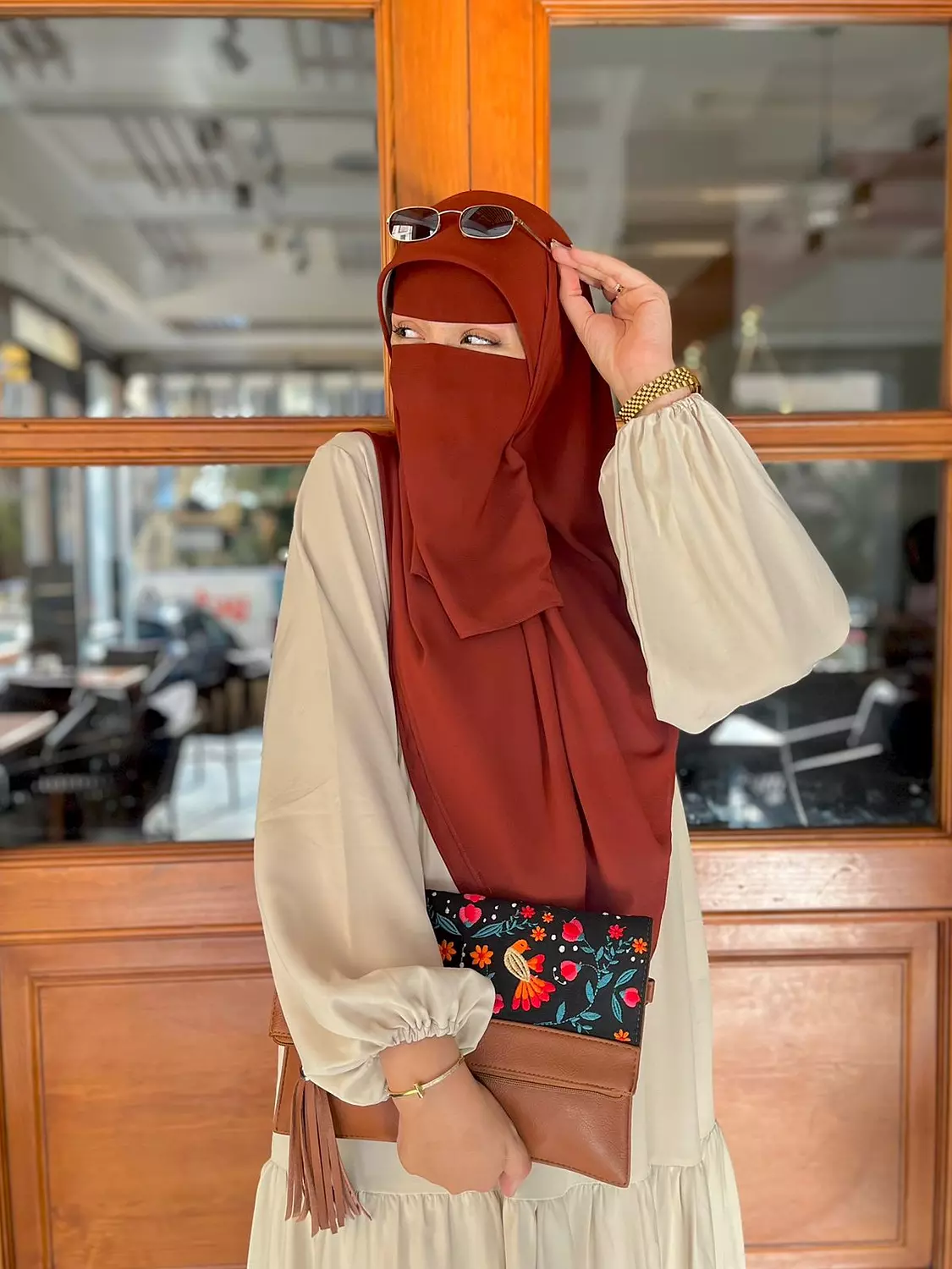 <p>خمار مربع </p>