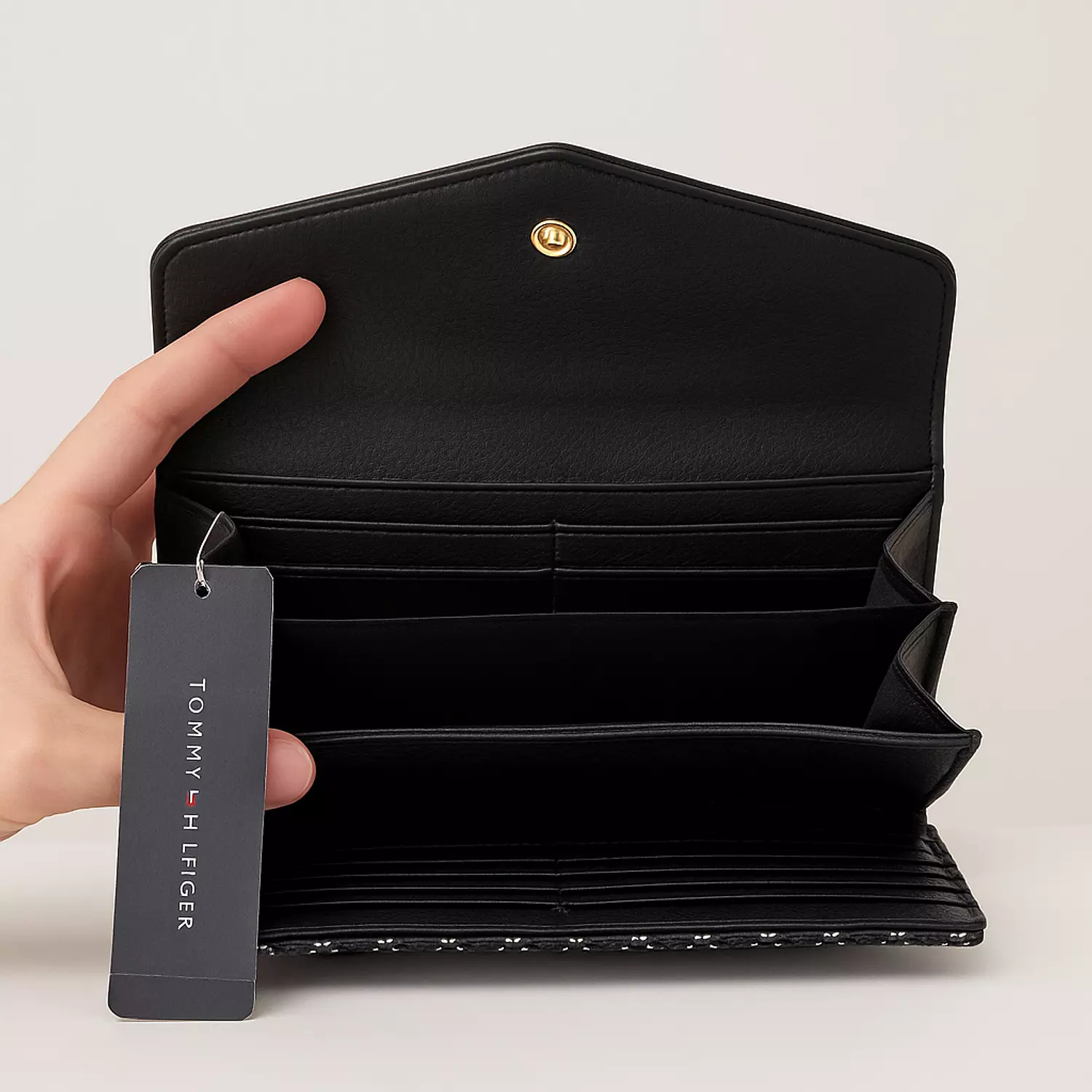 Tommy wallet hover image