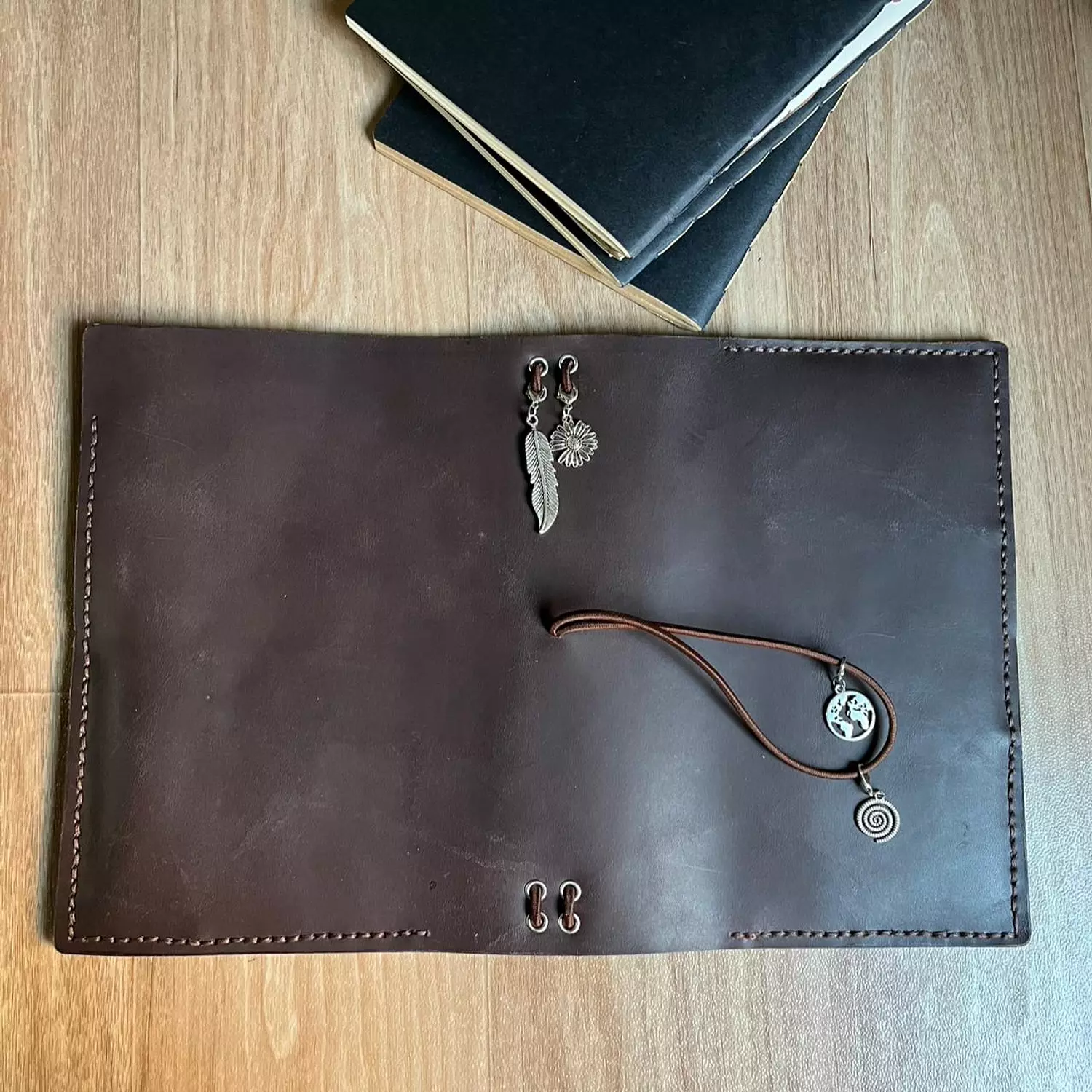 Bifold A5 with pockets 4