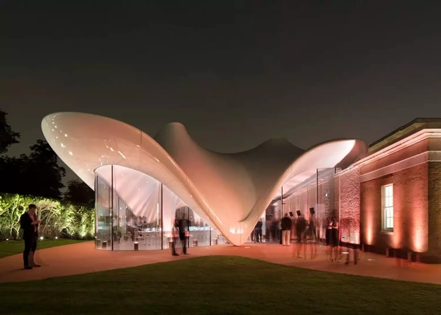 🎖️🌐 Zaha Hadid: The Iconic Architect Who Redefined the World of Architecture 9