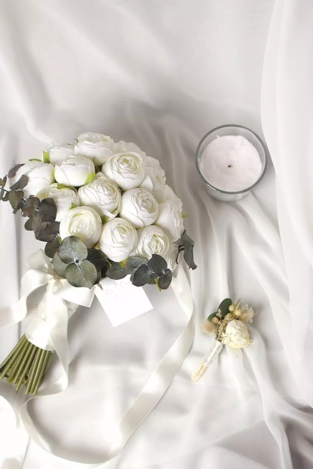 A stunning white bridal bouquet 2 image