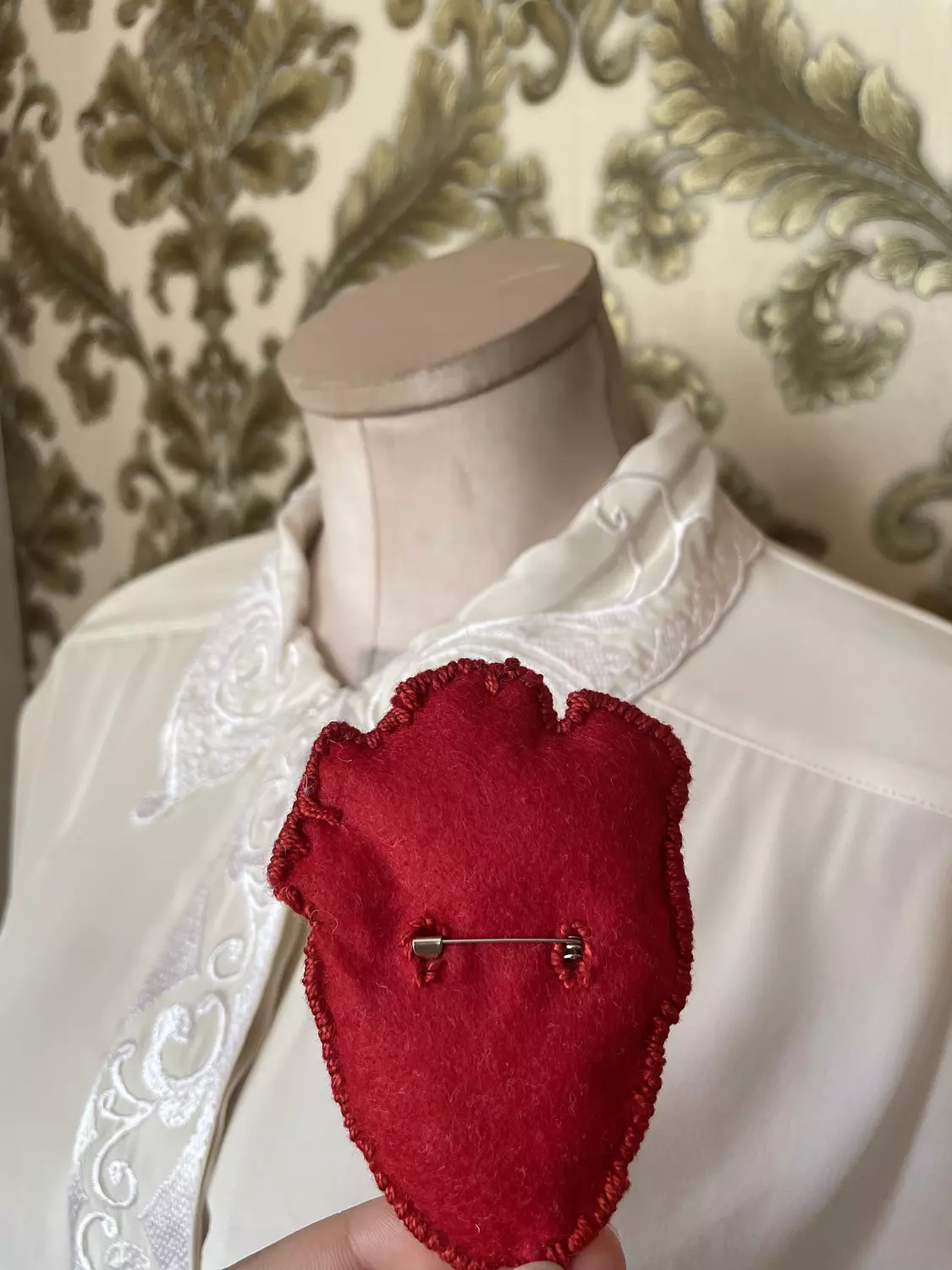 Anatomical heart brooch  2