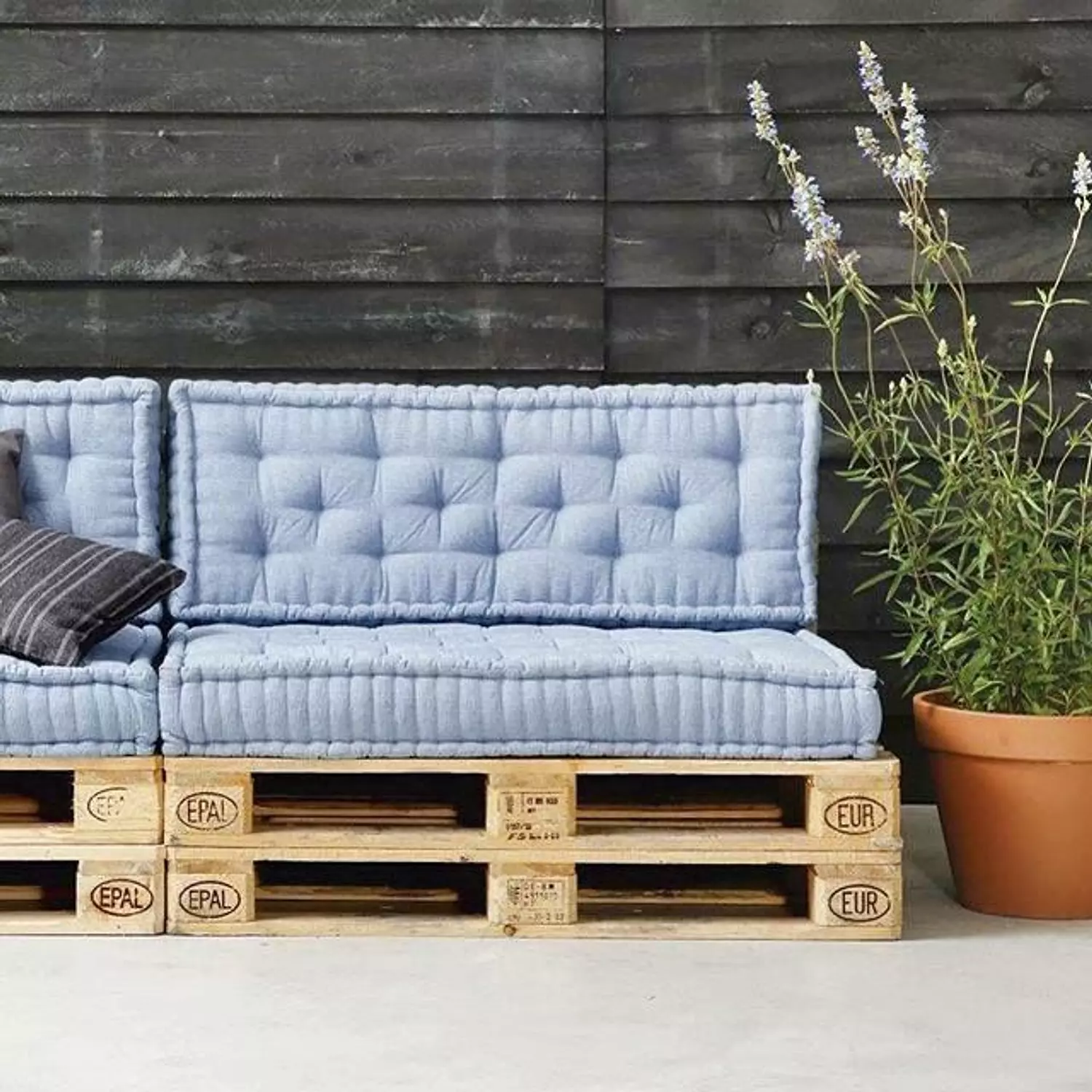 Pallet sofa 12