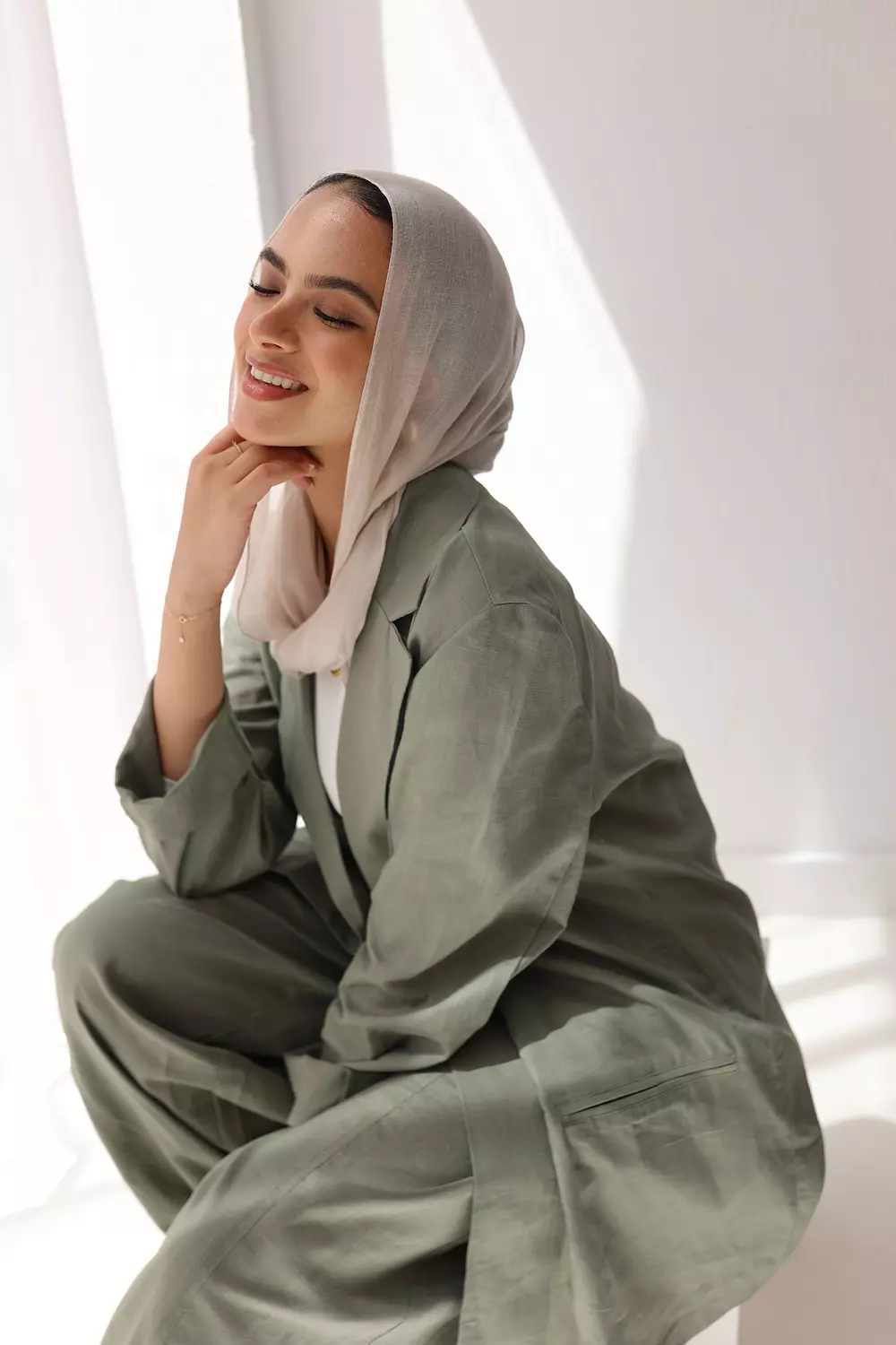 Fitted linen blazer in dust olive image