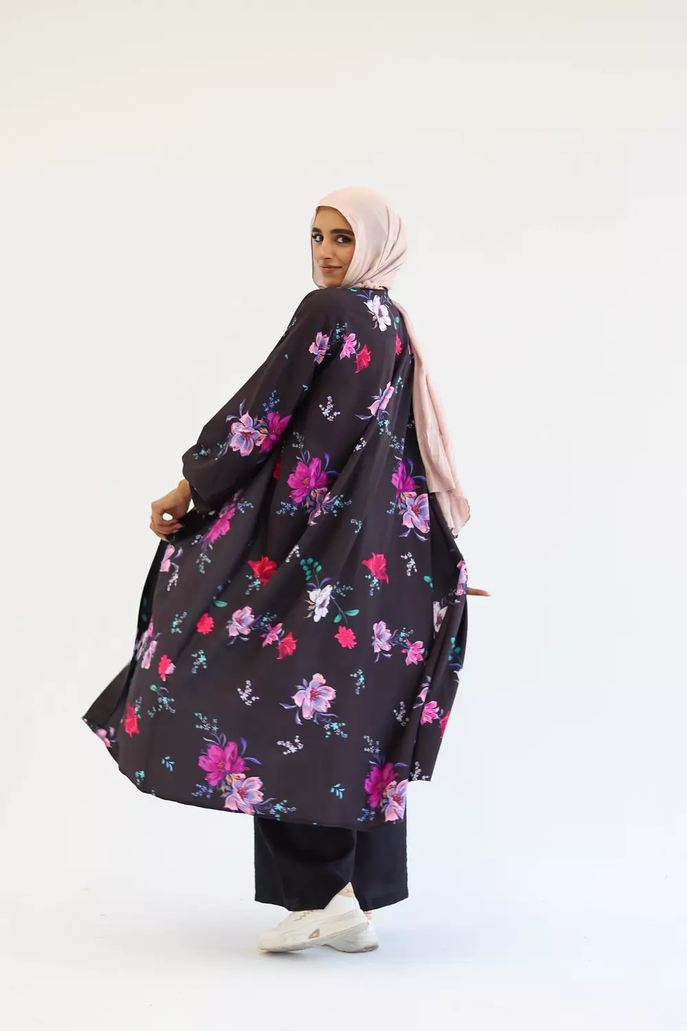 <p><strong>Viola Floral Kimono</strong></p>