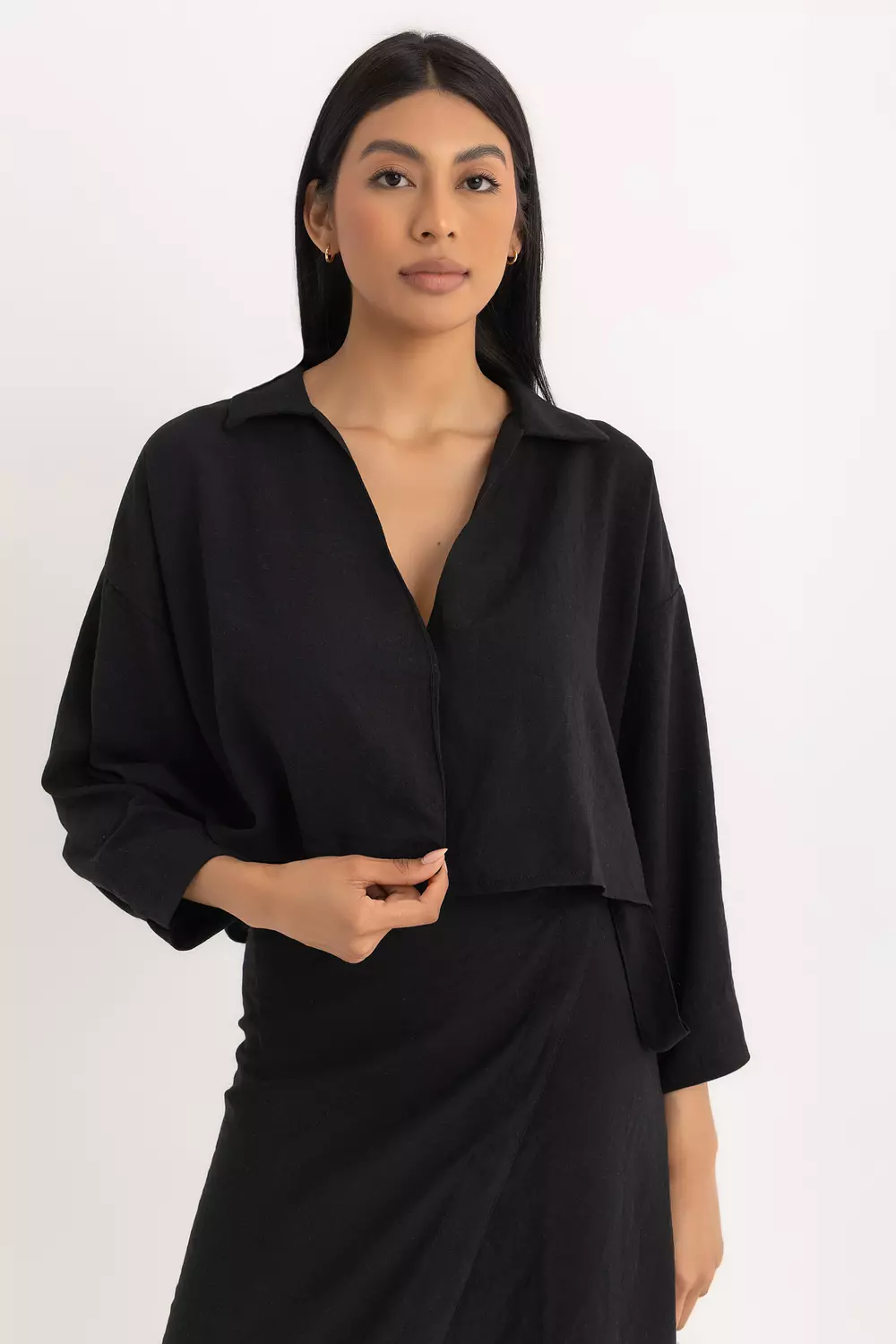The Pola Linen Cropped Shirt Black  5