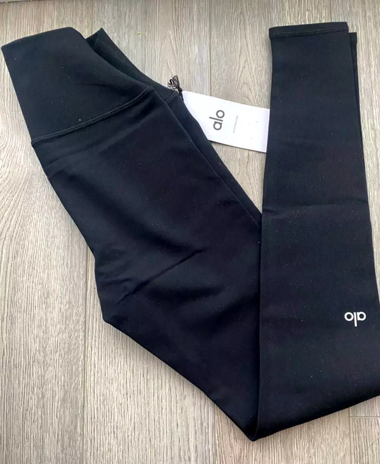 Alo Logo Leggings: Sleek Black with High-Performance Fabric 3