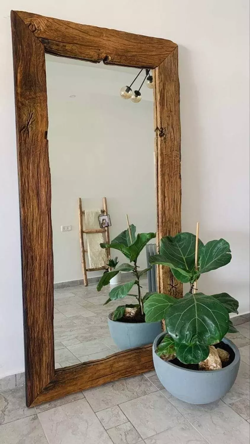 <p><span style="color: rgb(30, 41, 59)">mirrors</span></p>