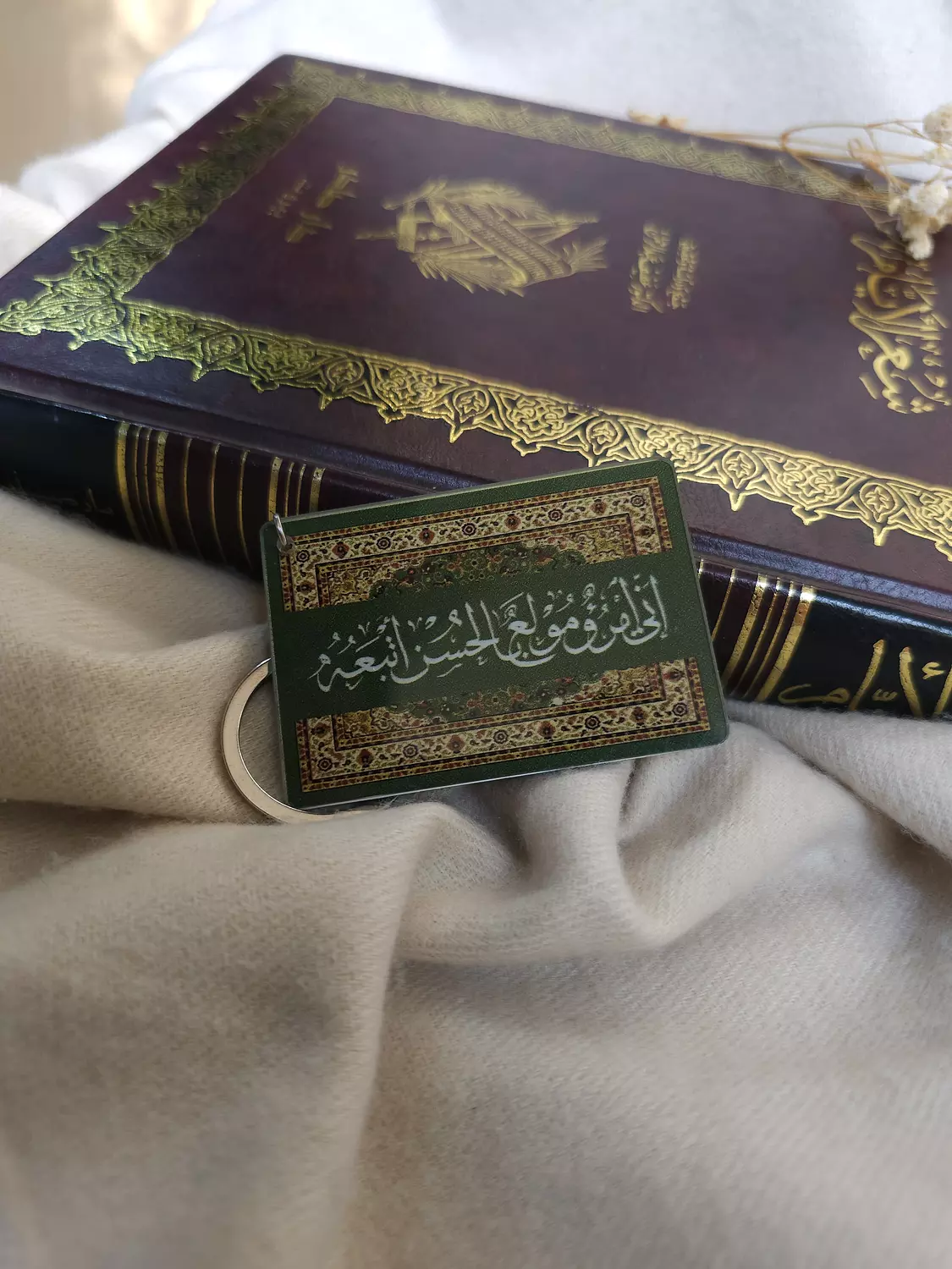 إني امرؤ مولع بالحسن أتبعه/ميدالية image