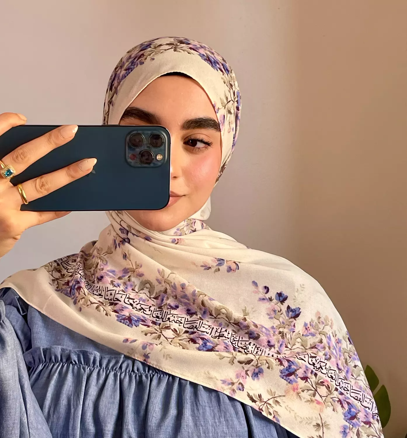 حاشا لحسنك أن يصاغ بأسطر/طرحة hover image