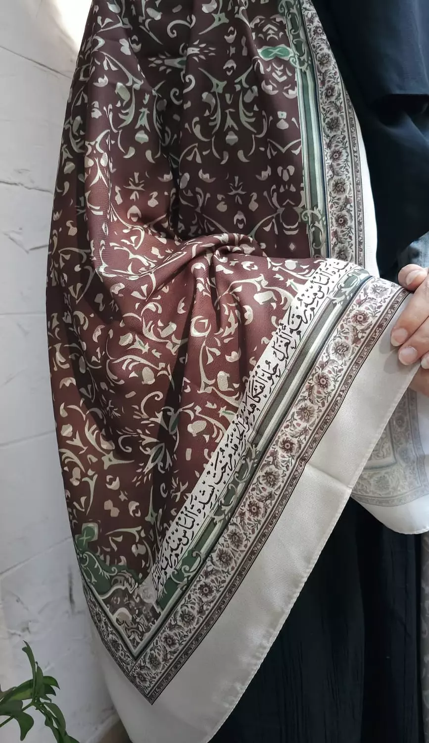 طرحة / حُلْوِ الفُكاهِةِ مُرُّ الجِدِّ قد مُزِجتْ،بشدة البأسِ منه رِقَّةُ الغَزَلِ  5
