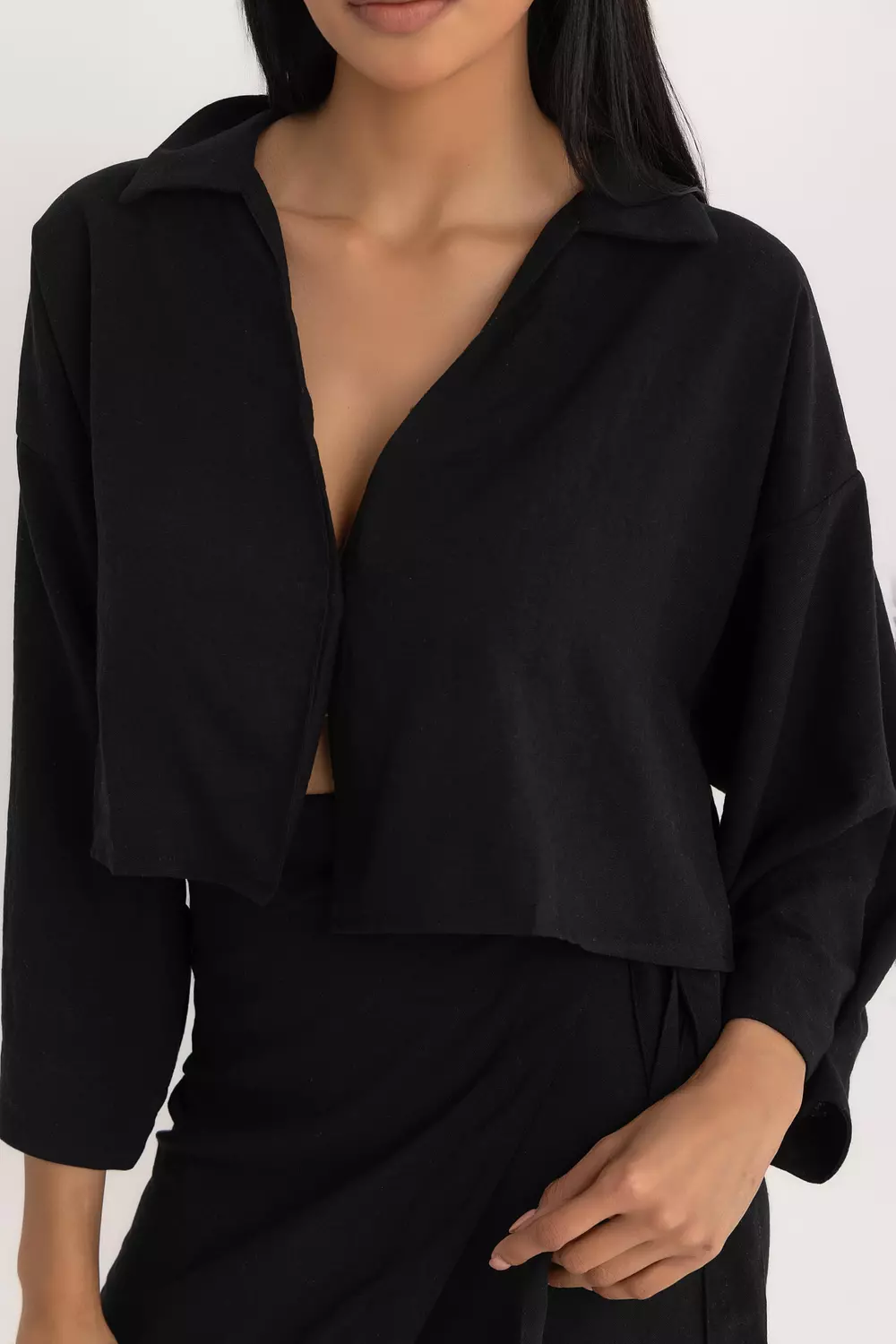 The Pola Linen Cropped Shirt Black  7