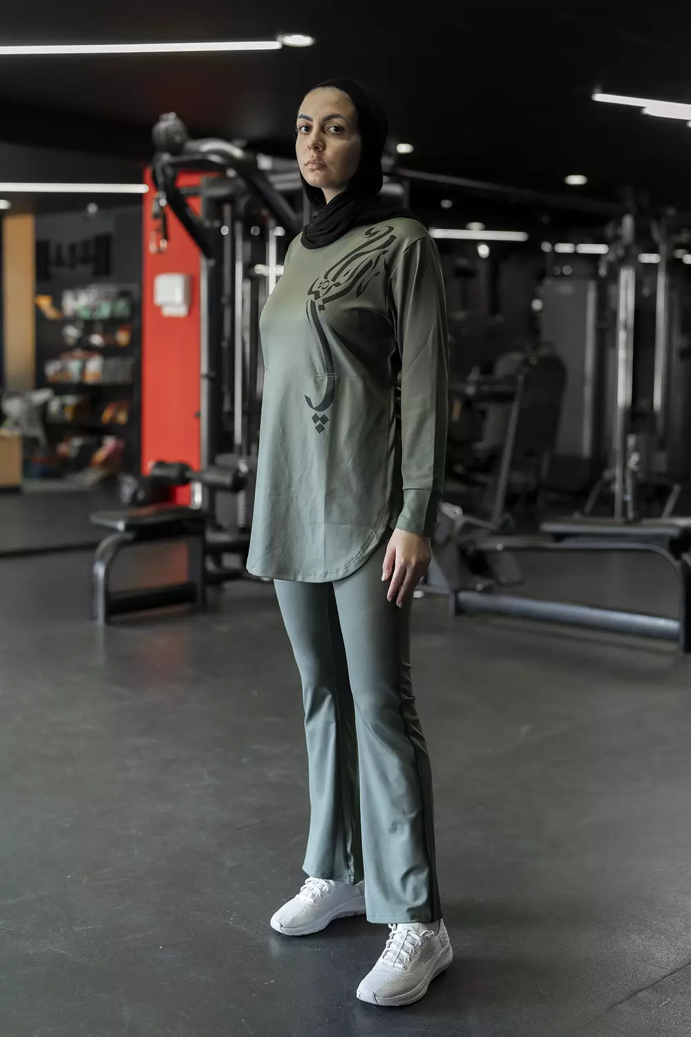 HURRA'S LONG FIT T-SHIRT IN OLIVE - حره كالسحاب image