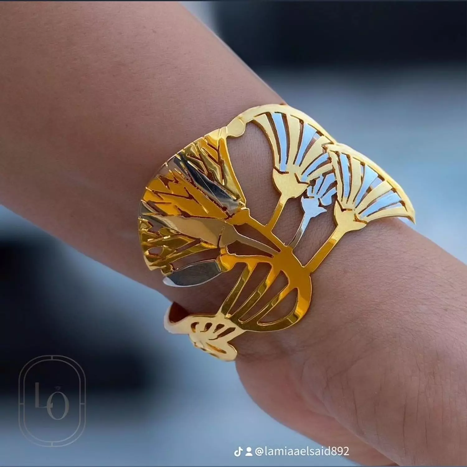 <h3><span style="color: rgb(198, 174, 129)">Bracelets</span></h3>