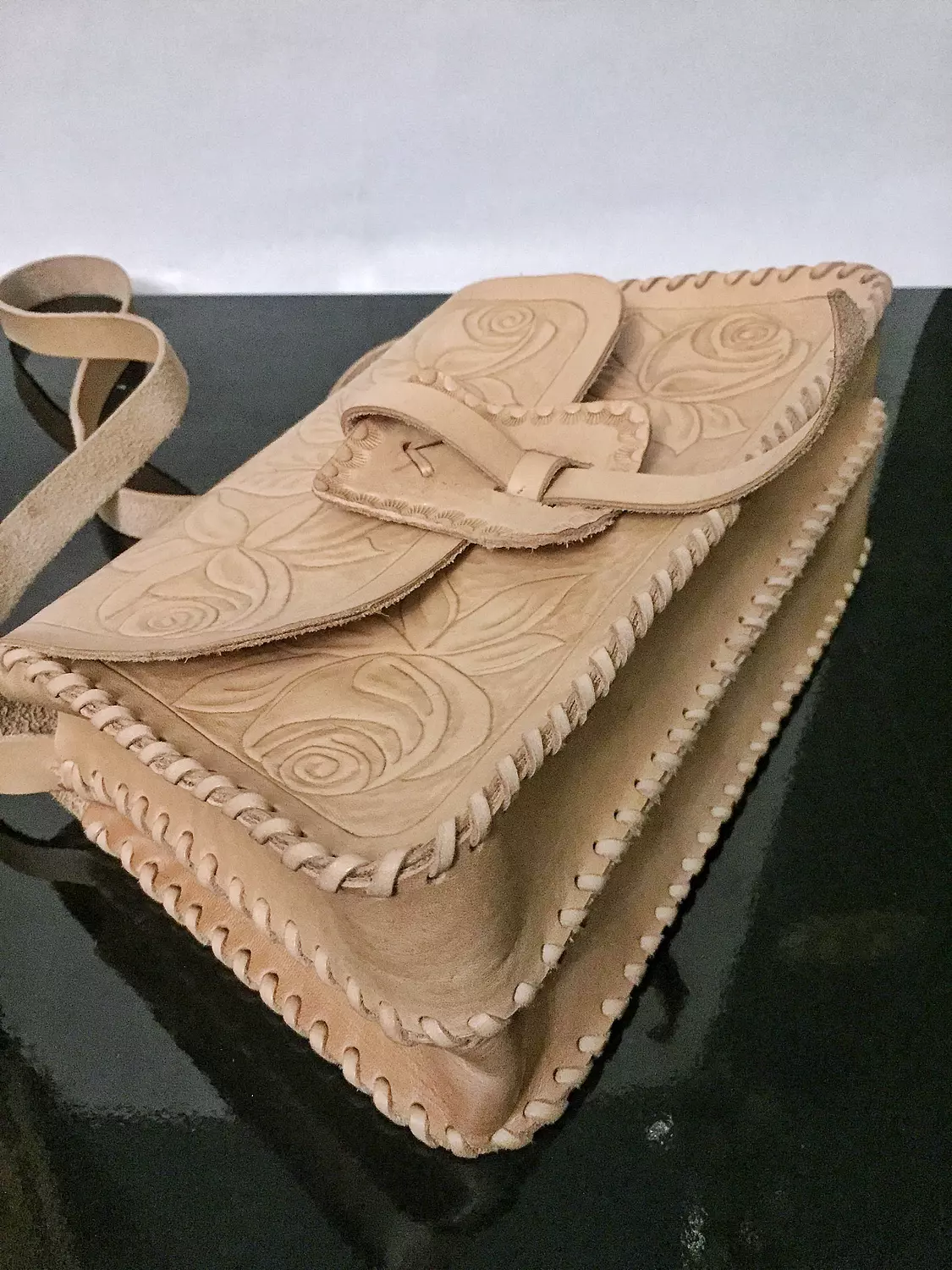 Tooled roses leather shoulder bag with strap closure  4