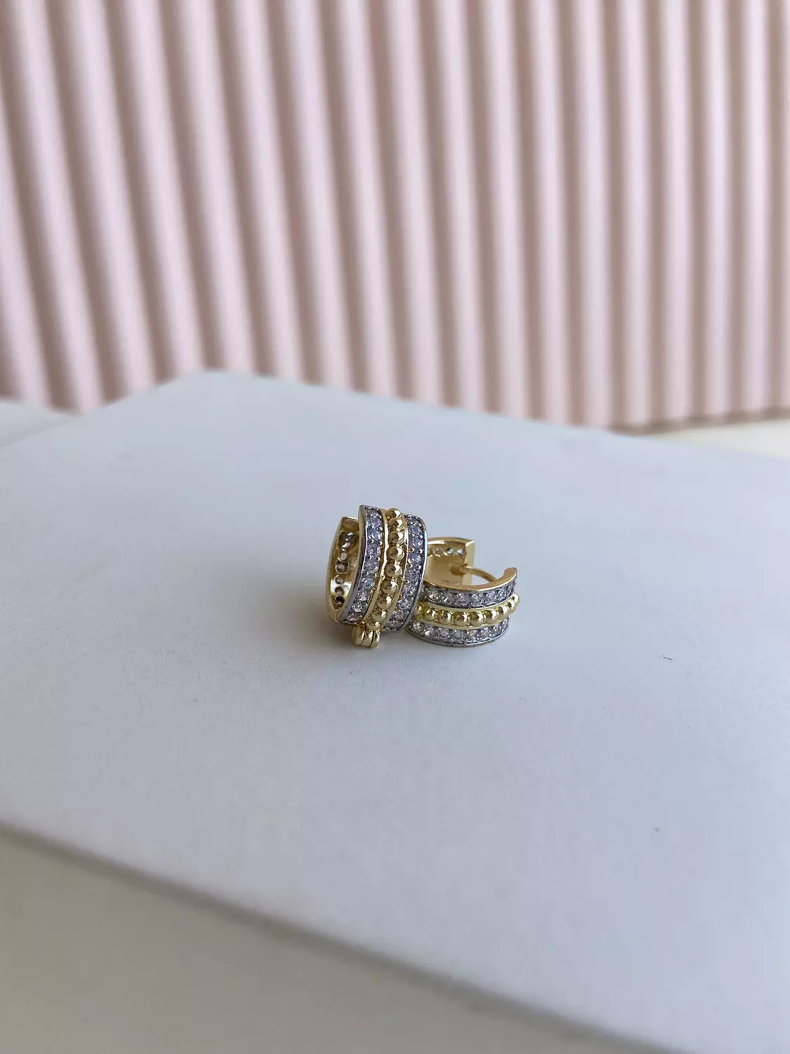 Gold line earring image