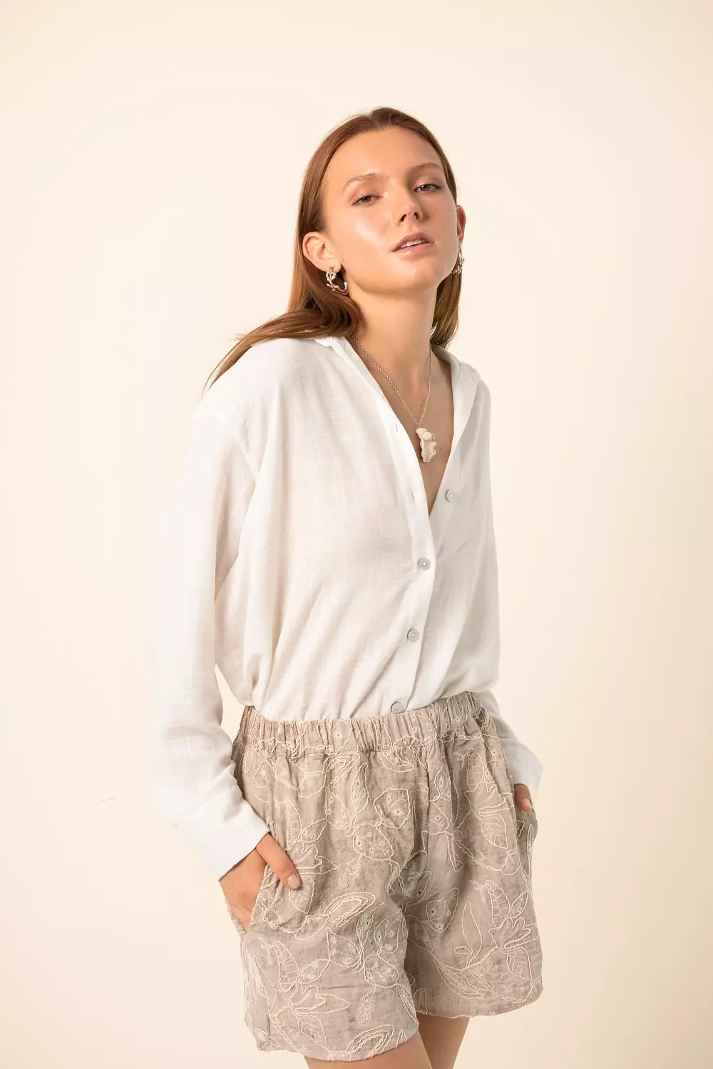 <p><strong>Embroidery Leaves Short - Grey</strong></p>