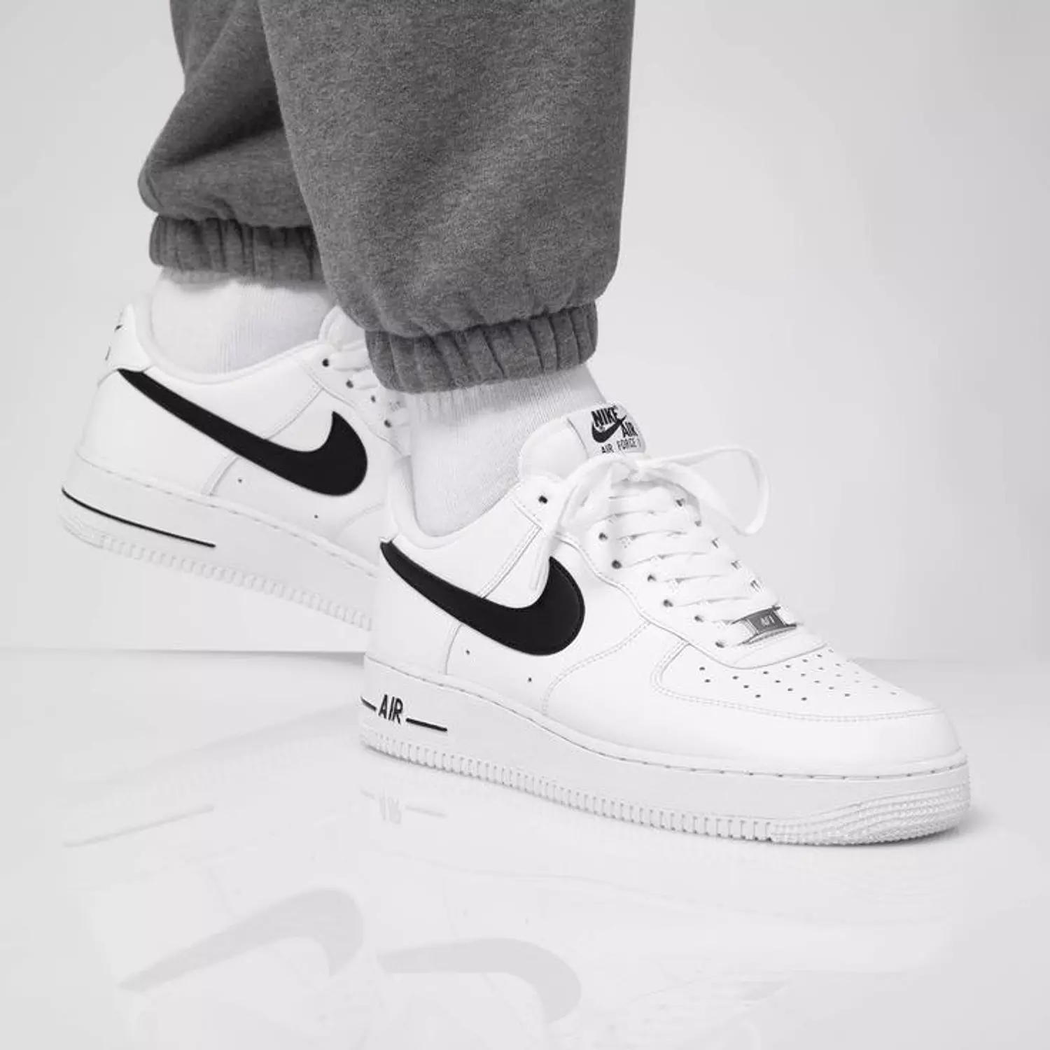 Air Force 1 '07 Low White Black 7