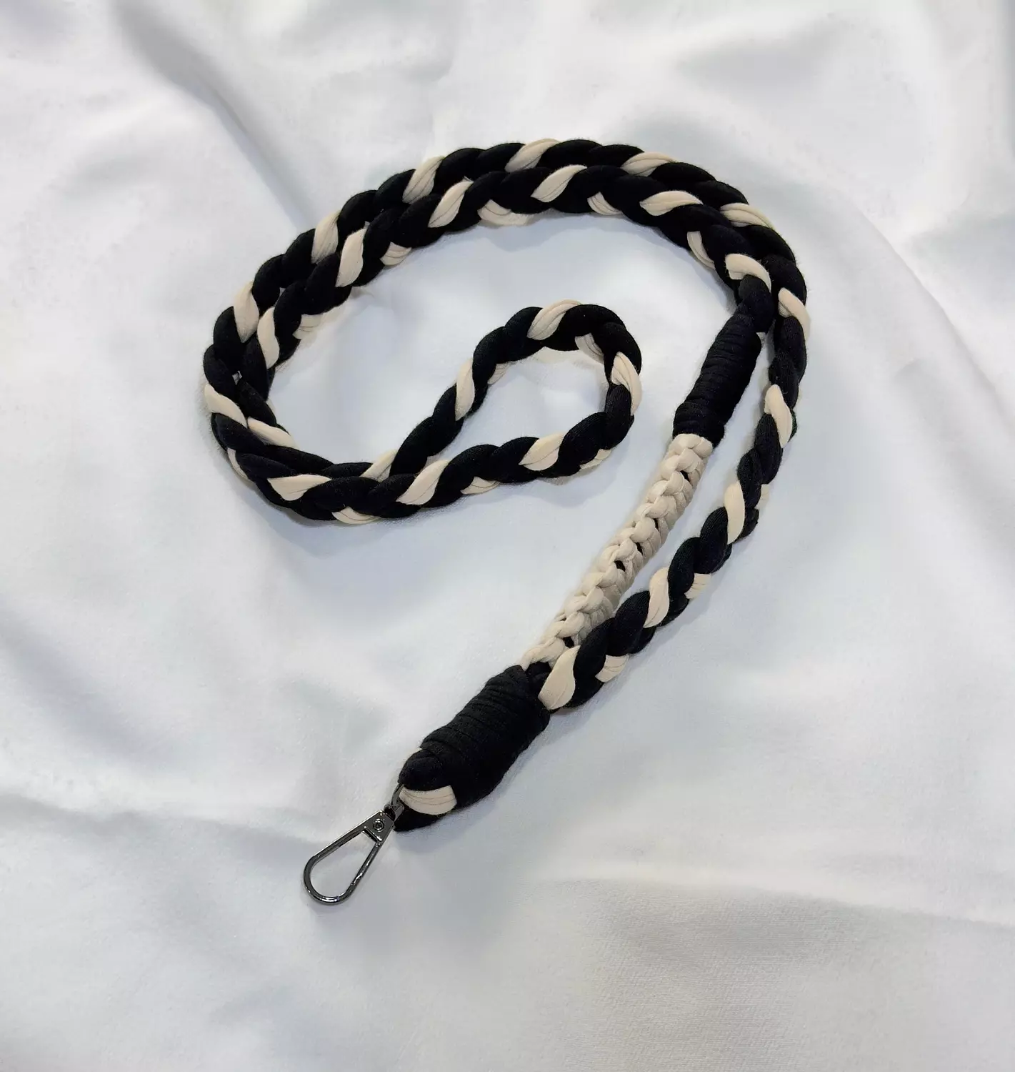 MOBILE CHAIN CROSS BLACK & BEIGE image