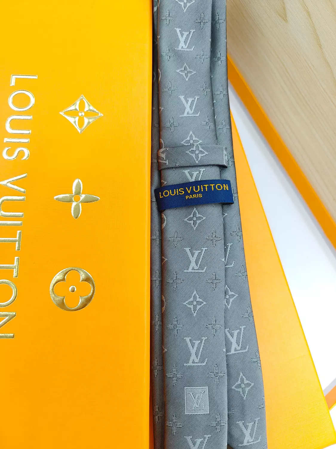 LOUIS VUITTON -GREY TIE-70 3