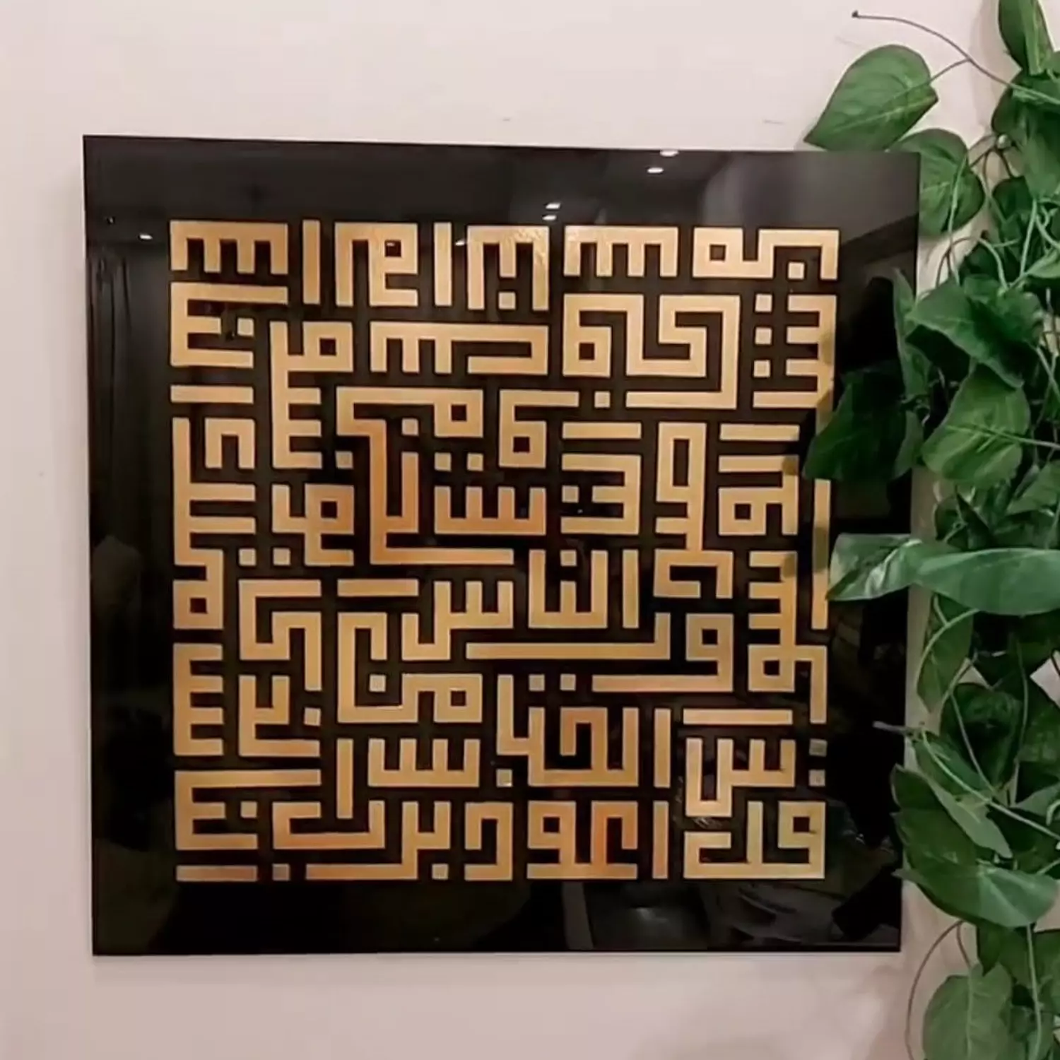 <h4><span style="color: #e93325">Wall Art</span></h4>