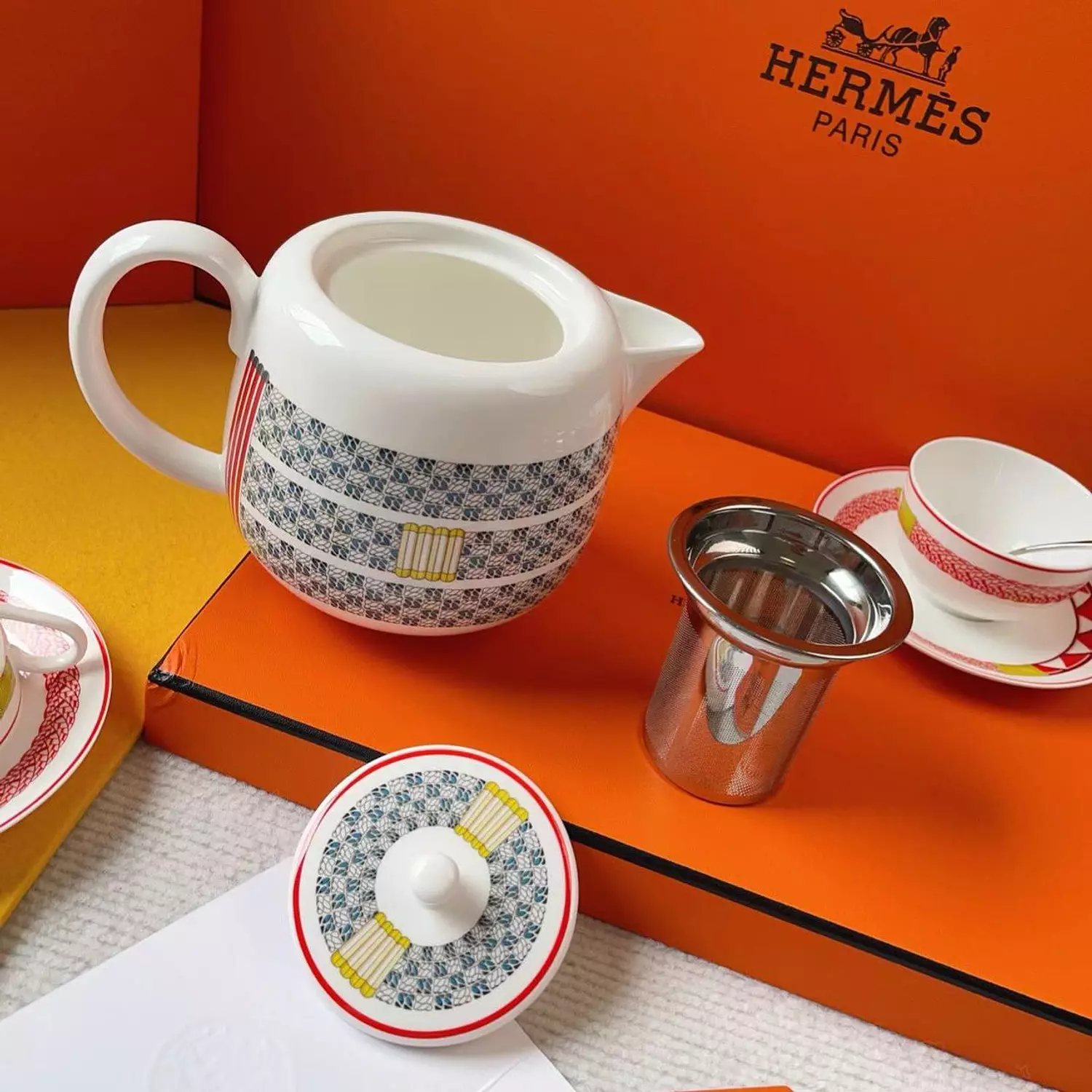 Hermès Tressages Equestres teapot in porcelain. 6