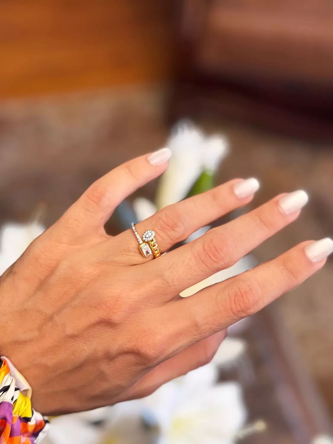 Round - Square overlapping ring image