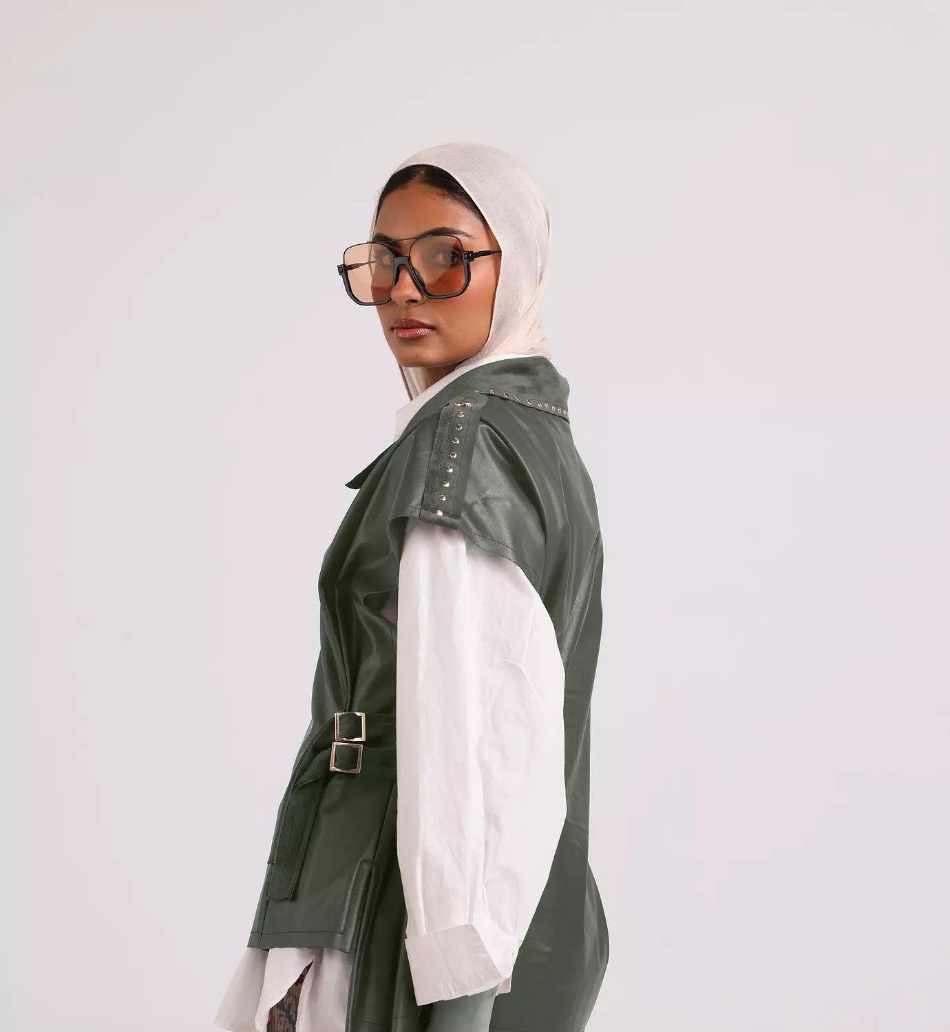 Studed Vellum-Vest "Olive" 1