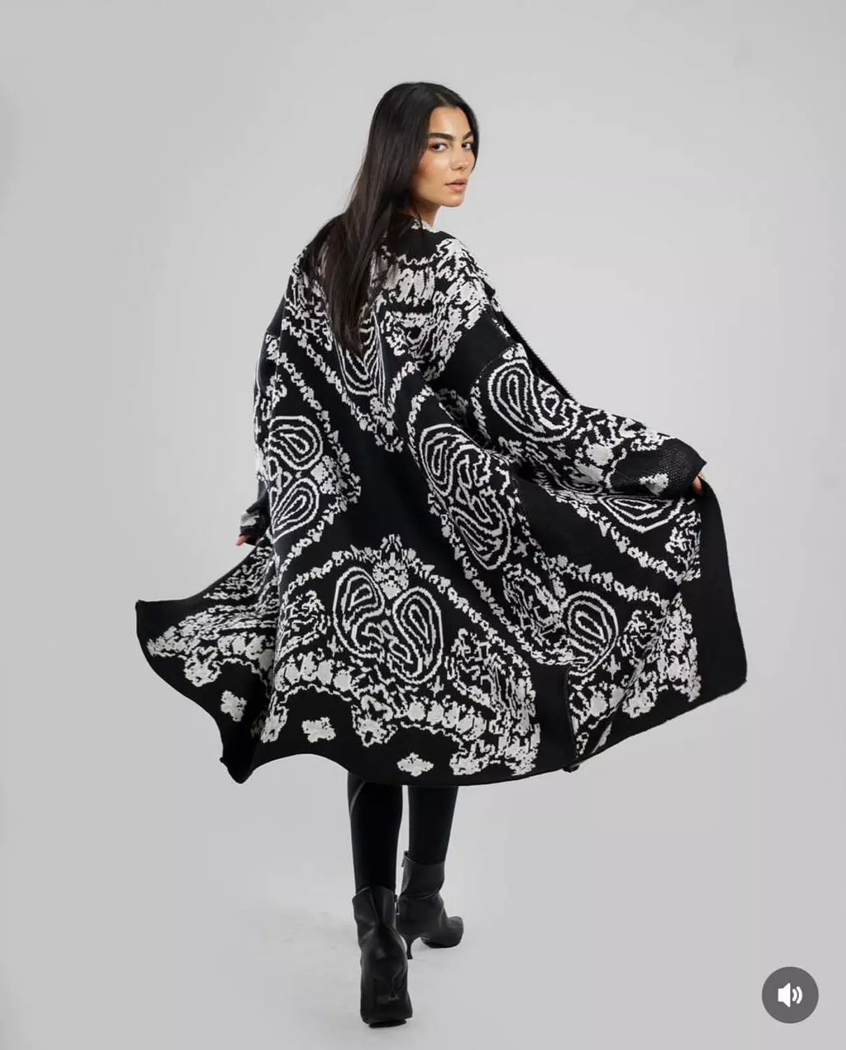 cardi 3ageena black and white hover image