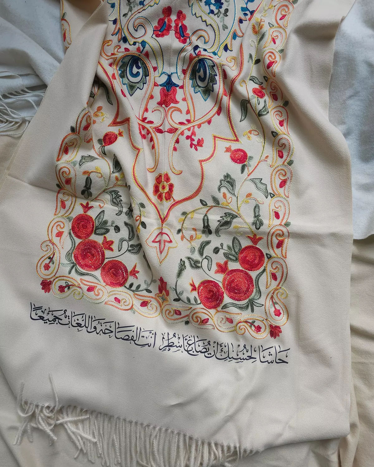 حاشا لحسنك أن يصاغ بأسطر/شال image