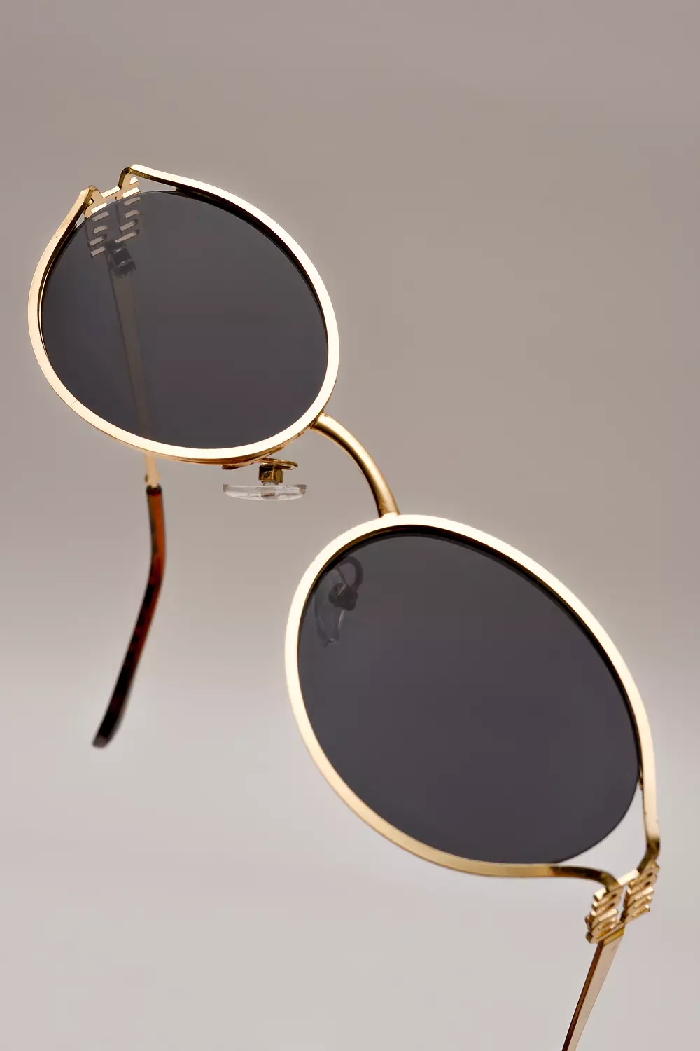 <p style="text-align: start"><span style="color: rgb(0, 0, 0)"><strong>trendy sunglasses</strong></span></p>
