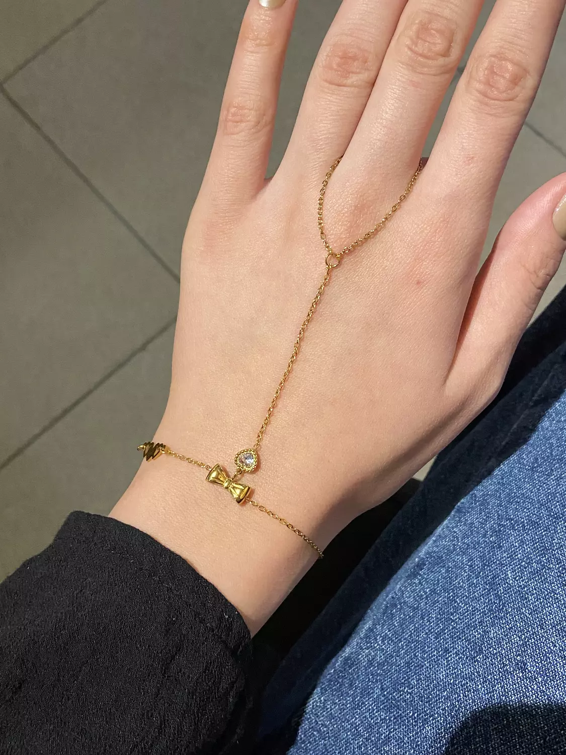 Stainless steel hand chain with 🎀and crystal ✨ 1