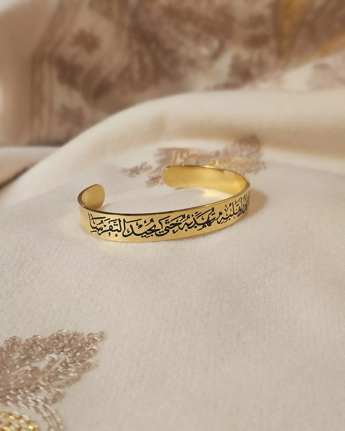 إنَّ جراح الحُر نورٌ لقلبهِ، تهذِّبهُ حتى يجيدَ التفرُّسا/إسورة hover image