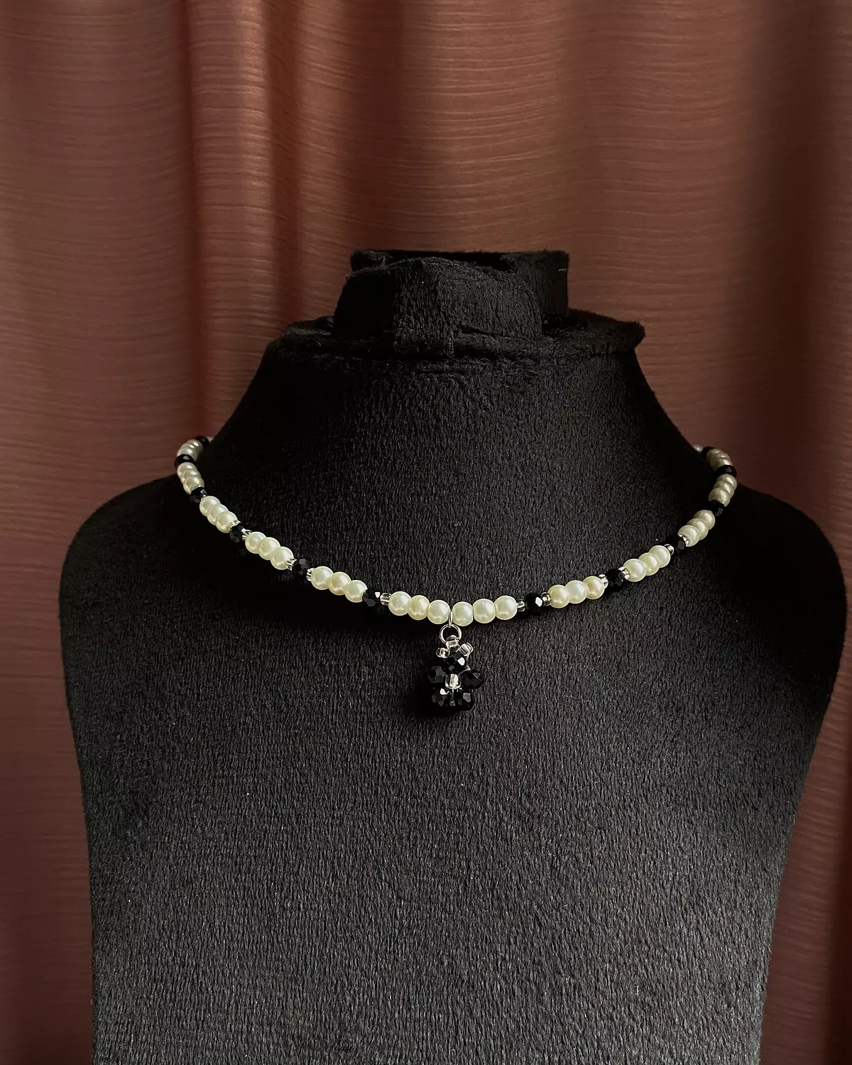 2 black necklaces , black crystal with white pearls ✨ 5