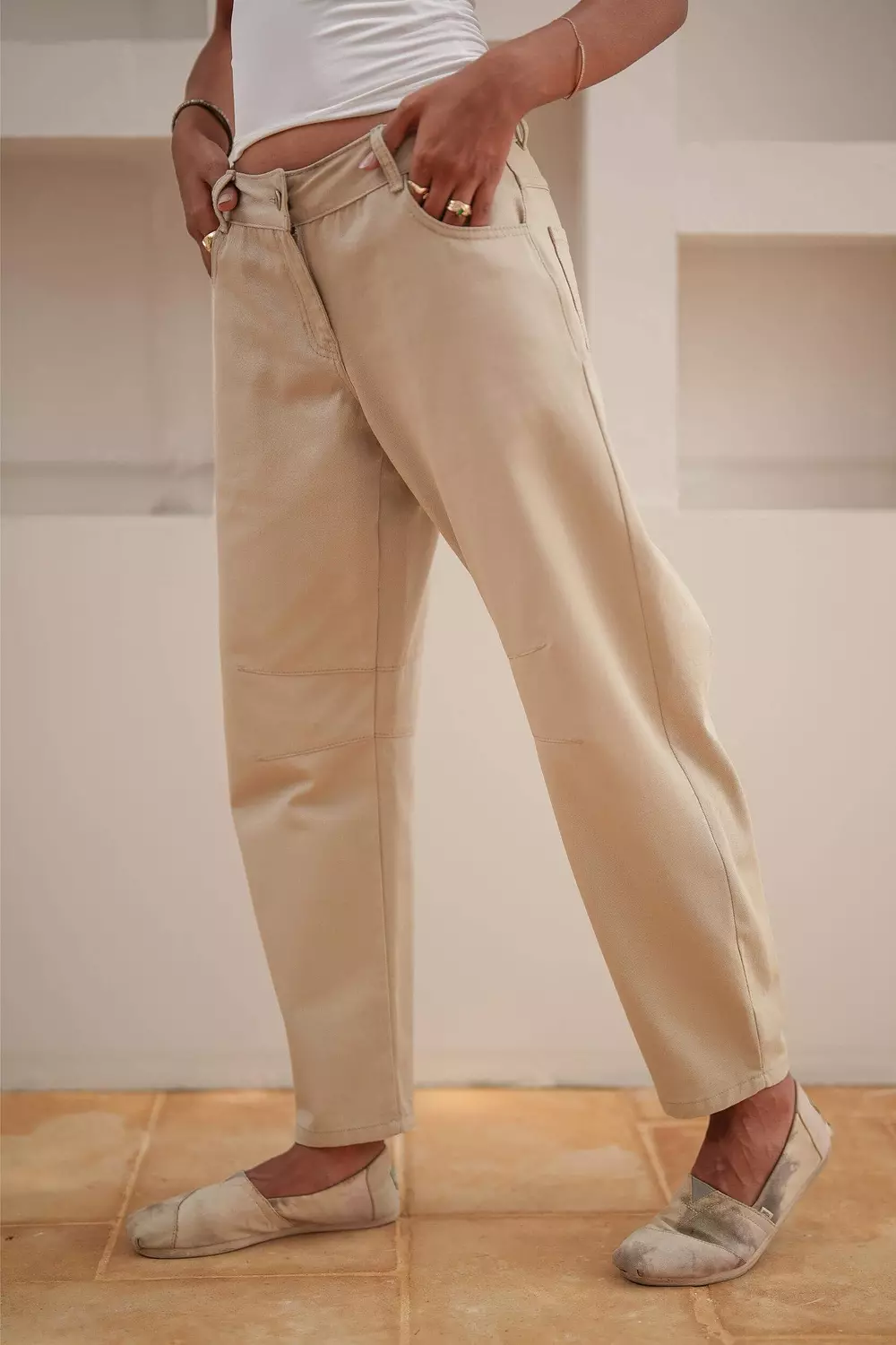 Airy Mid-Rise Barrel Jeans Beige 4