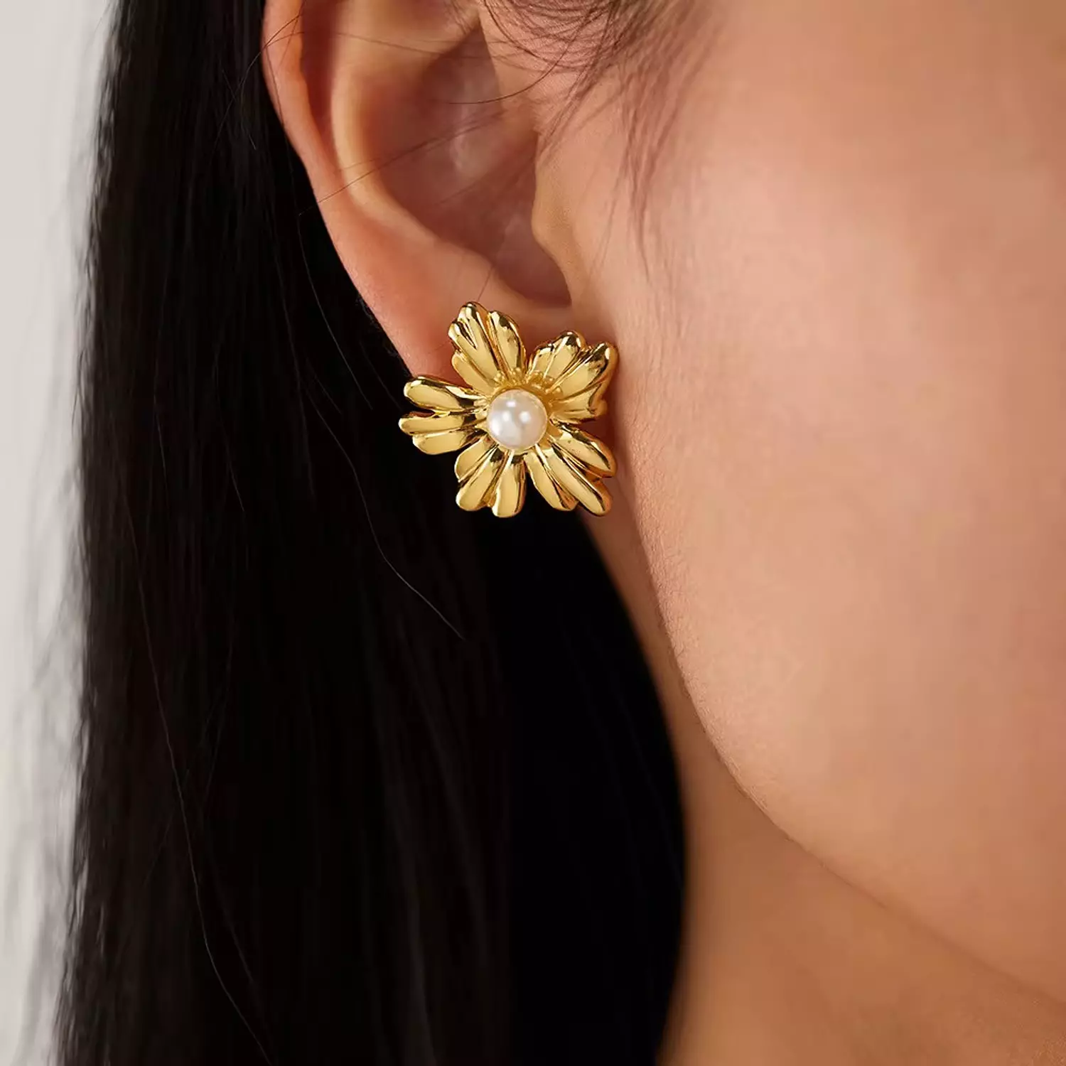 Flower pearl earring  image