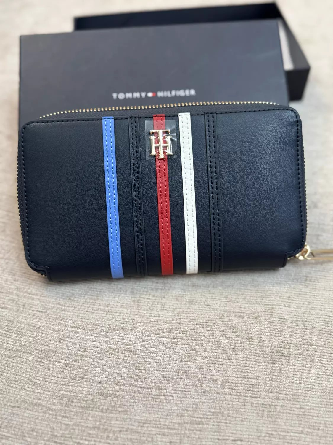 Tommy Hilfiger wallet 2