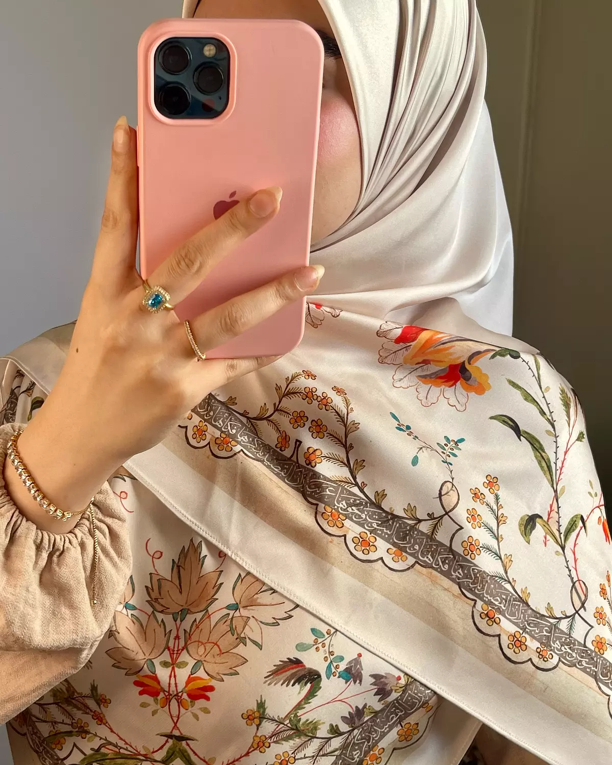 عربيةٌ زانَ القصيدُ بِذِكْرها فكأنها وزنُ البيوتِ ونَحْوُها/ سكارف image